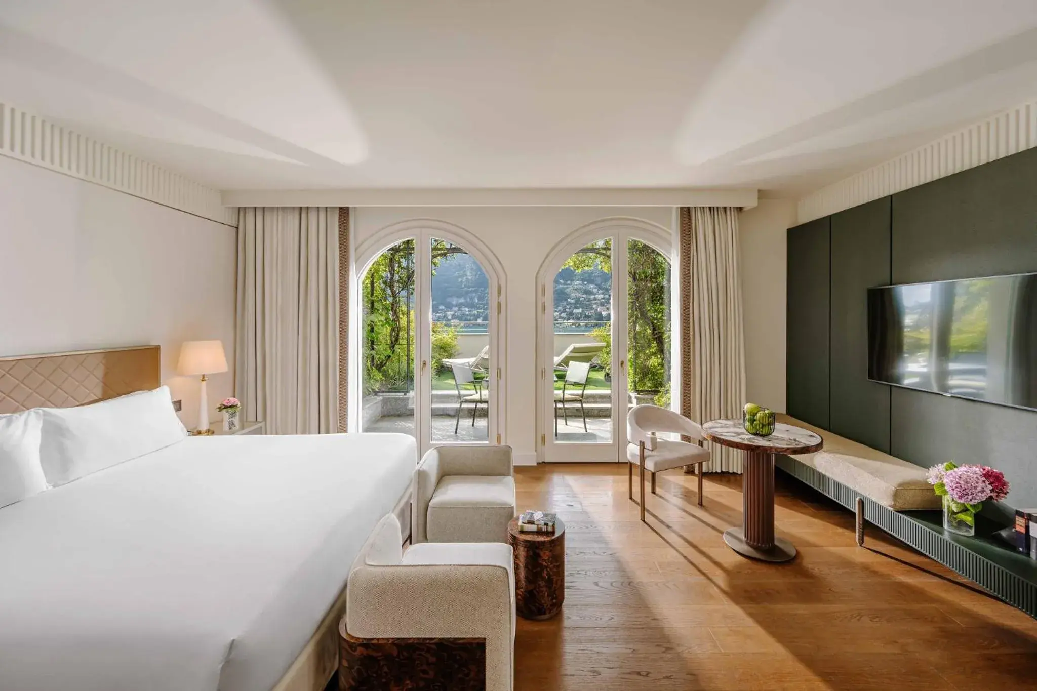 Property building, Bed in Mandarin Oriental, Lago di Como Property building, Bed in Mandarin Oriental, Lago di Como