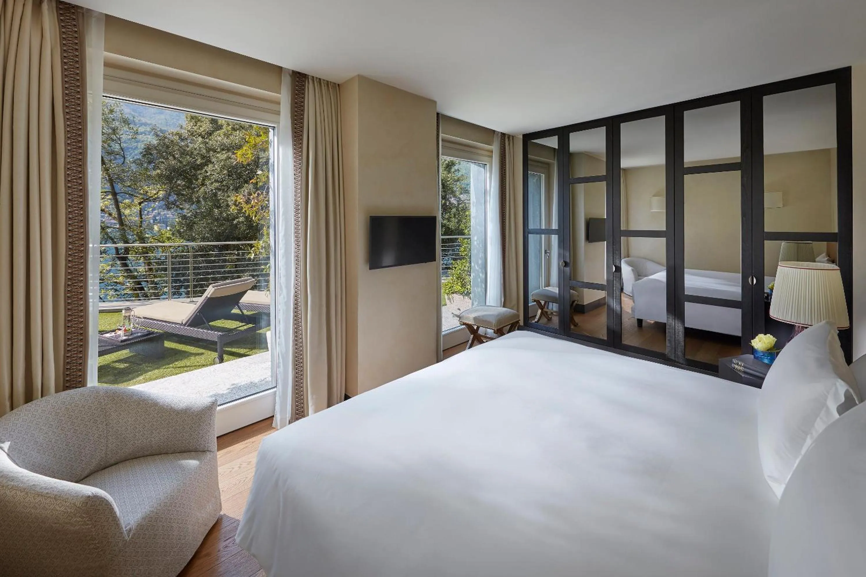 Photo of the whole room, Bed in Mandarin Oriental, Lago di Como