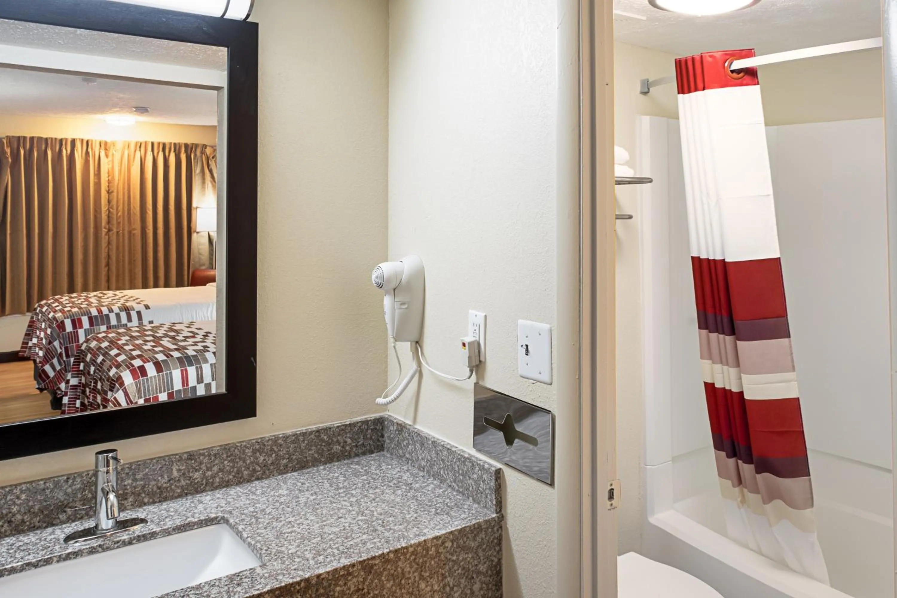 Bathroom in Red Roof Inn Indianapolis East