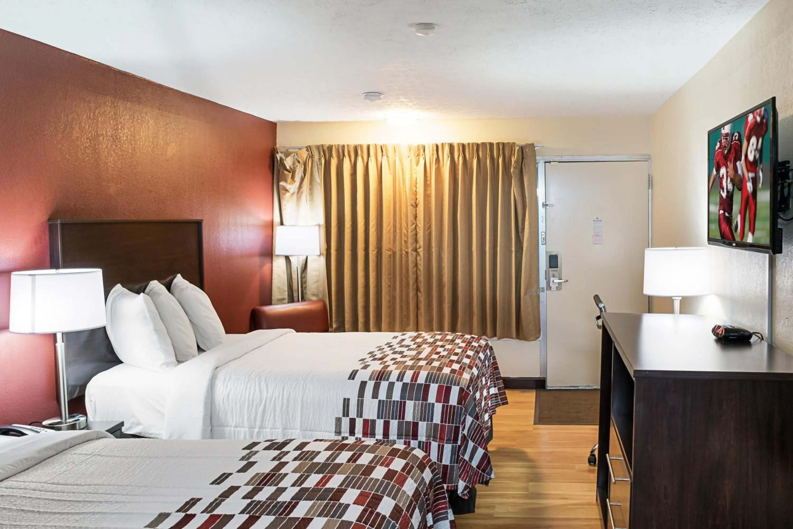 Photo of the whole room, Bed in Red Roof Inn Indianapolis East