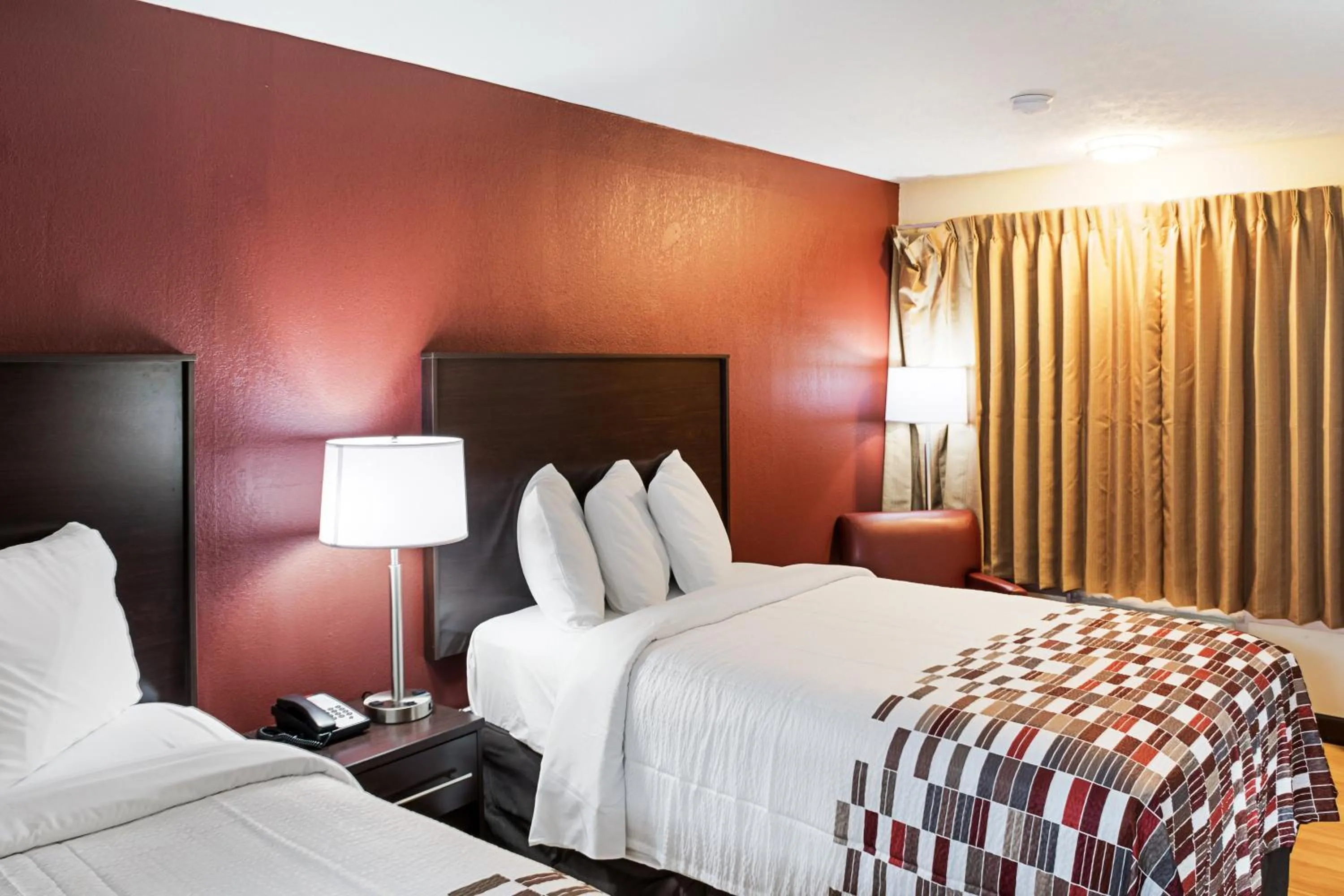 Photo of the whole room, Bed in Red Roof Inn Indianapolis East