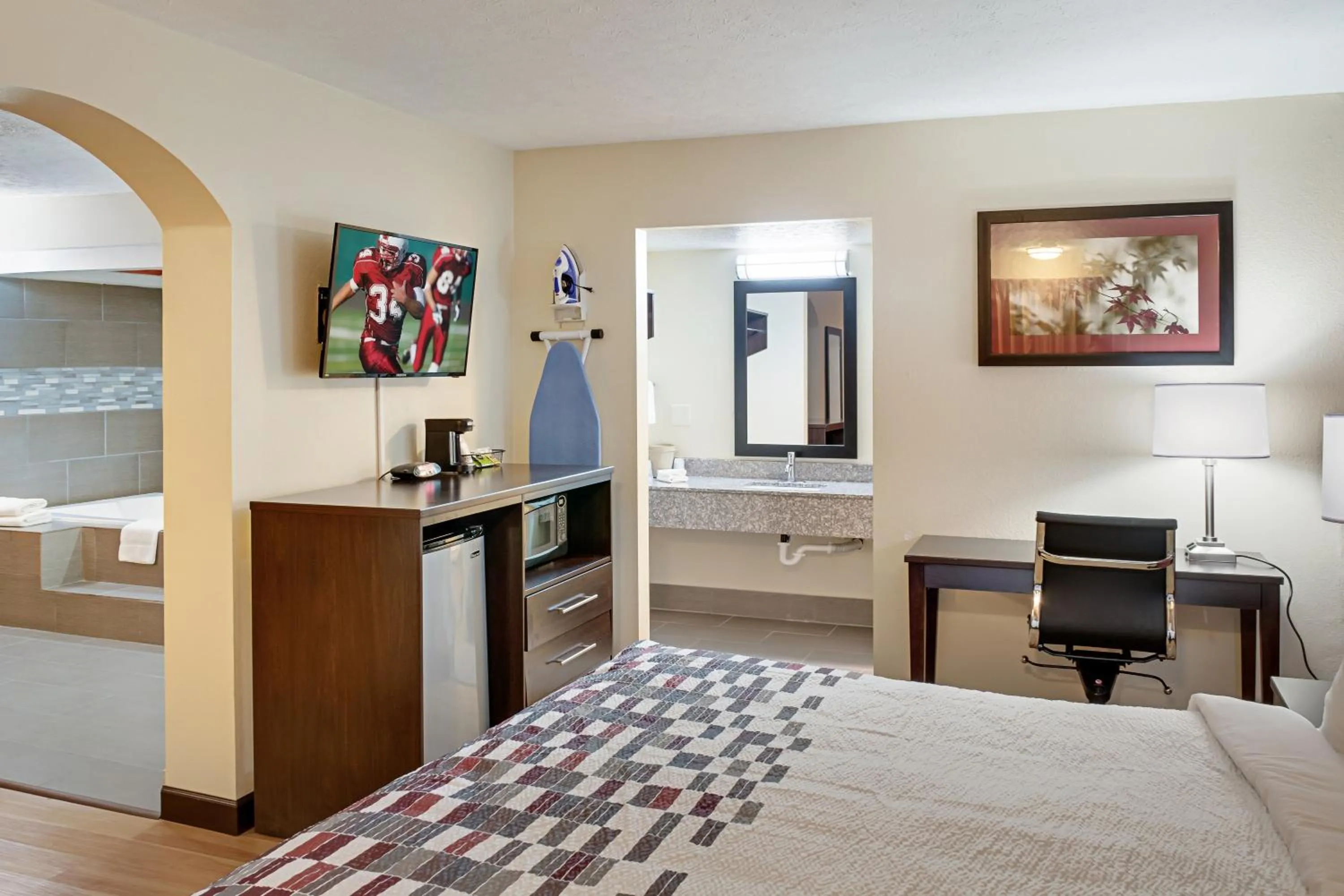 Bedroom, Bed in Red Roof Inn Indianapolis East