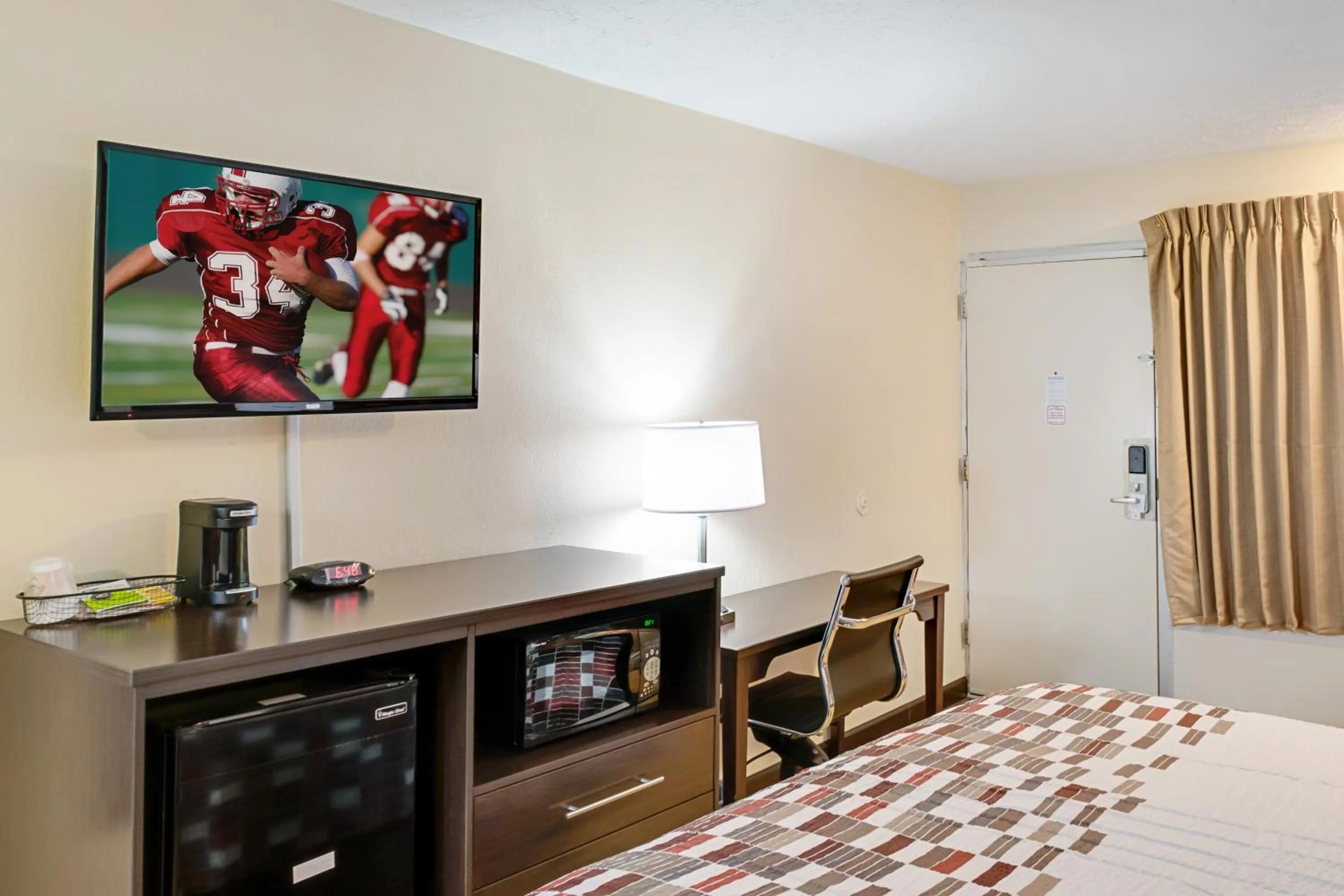 Bedroom, Bed in Red Roof Inn Indianapolis East
