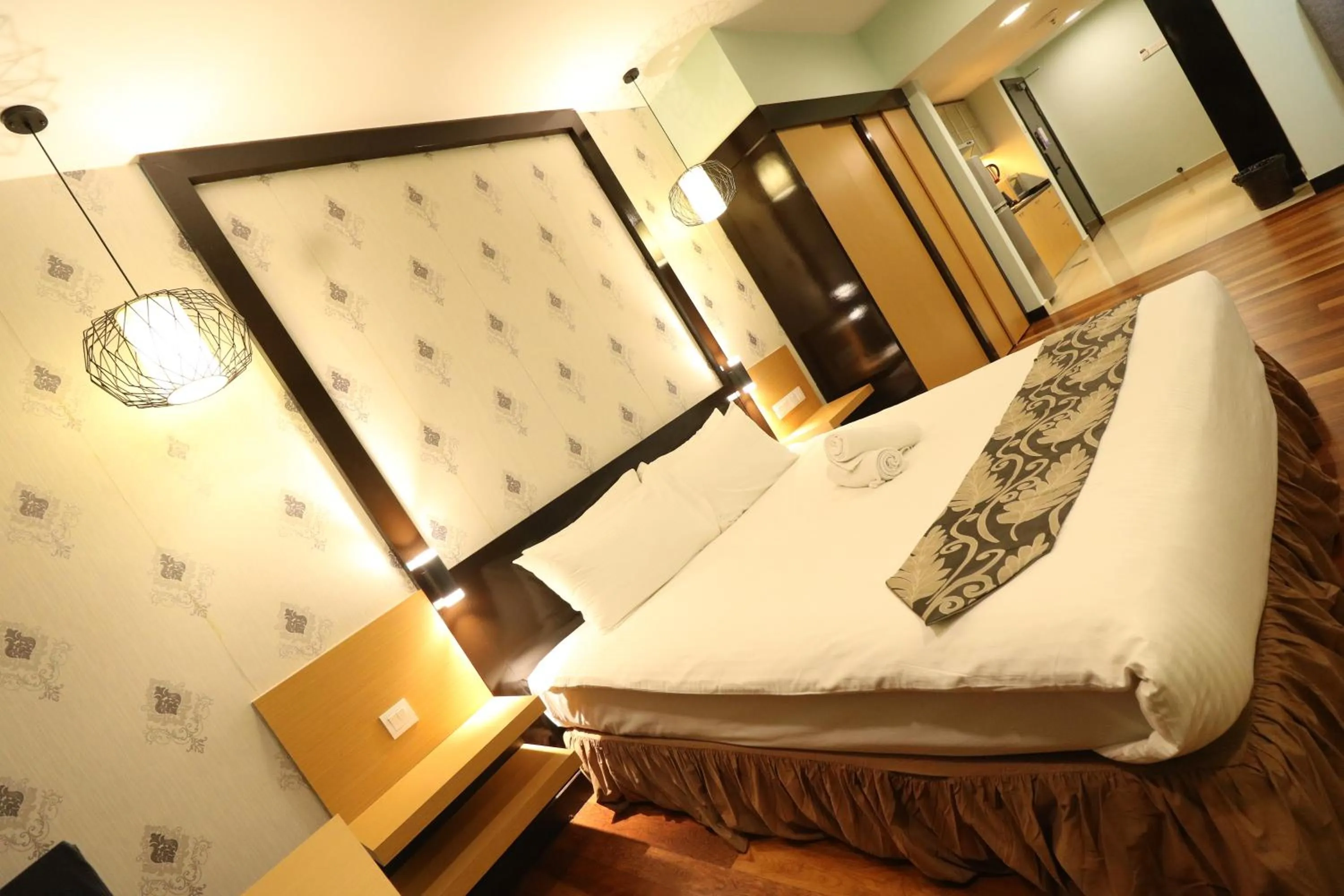 Bedroom, Bed in Raintree Resort Suites