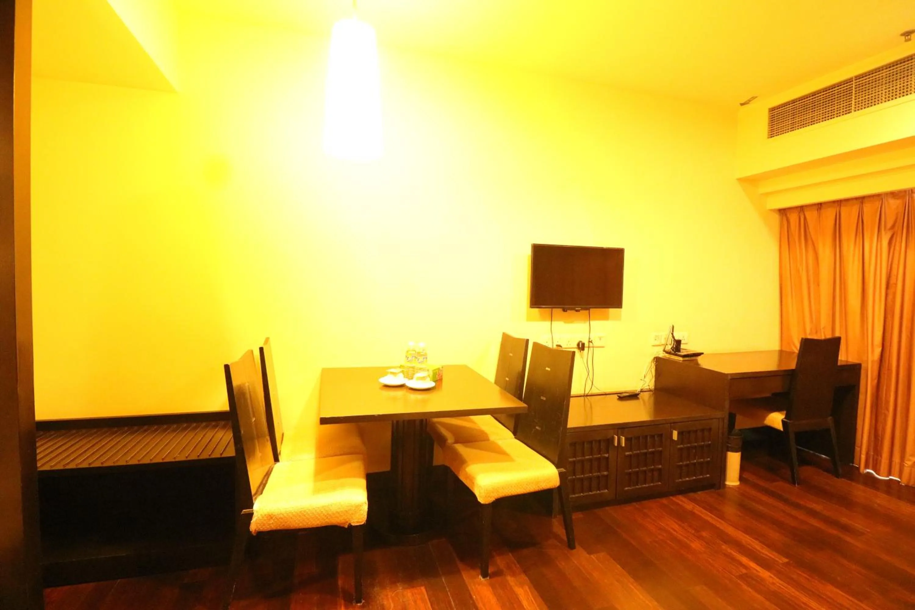 TV and multimedia in Raintree Resort Suites