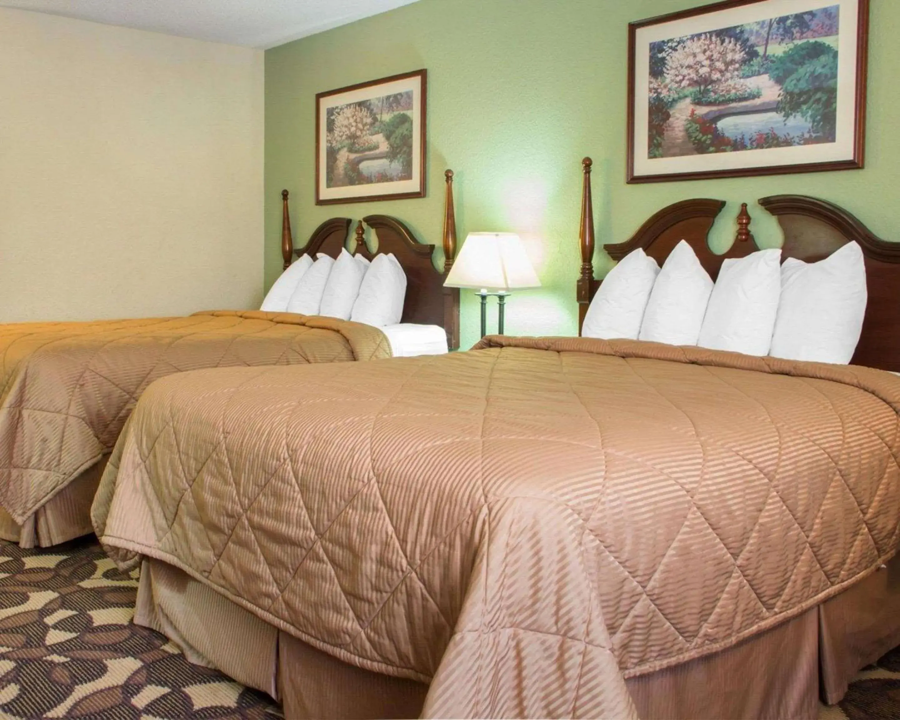 Photo of the whole room, Bed in Quality Inn Broken Arrow - Tulsa Photo of the whole room, Bed in Quality Inn Broken Arrow - Tulsa