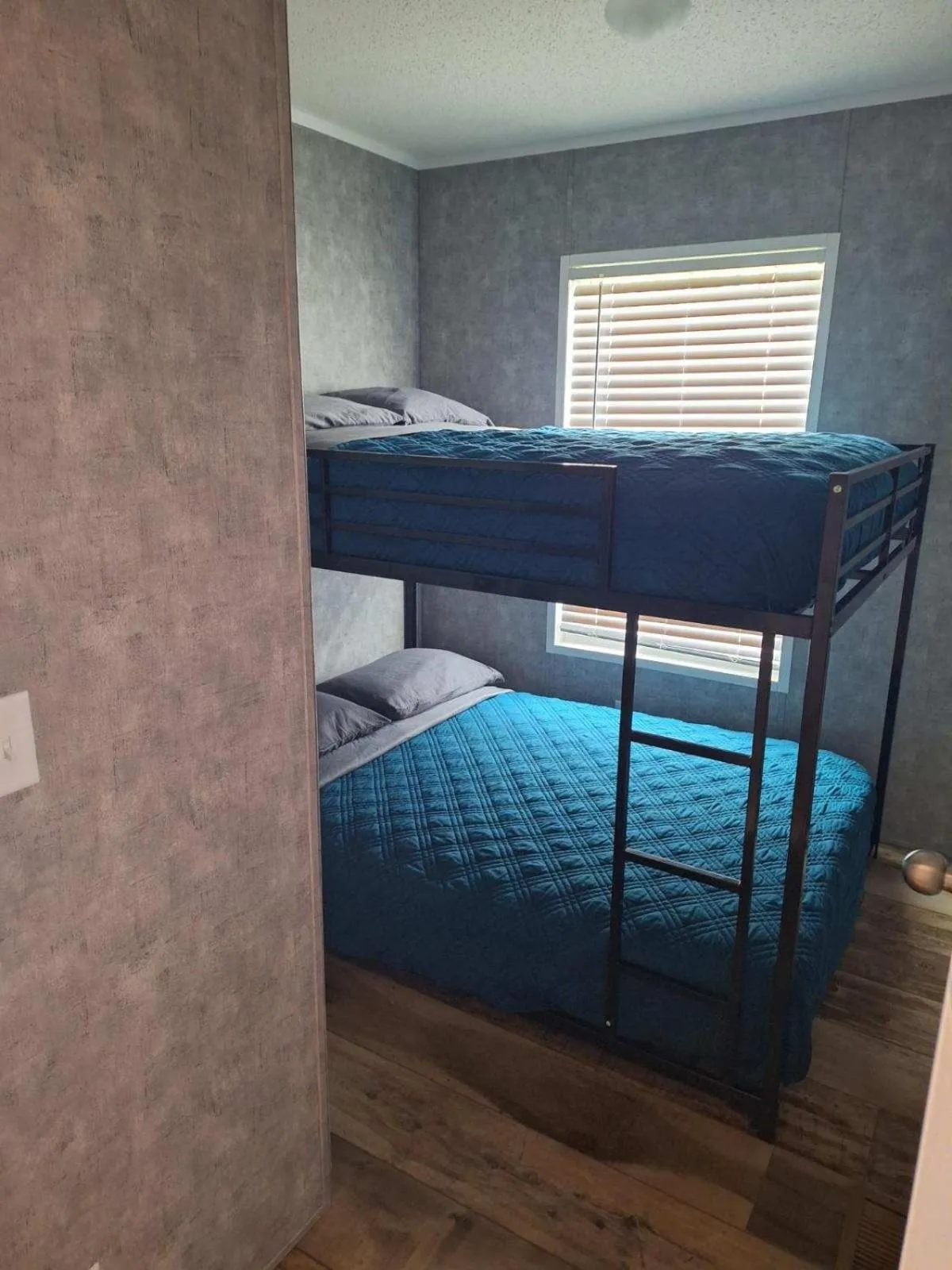 bunk bed, Bed in Lake Point Motel