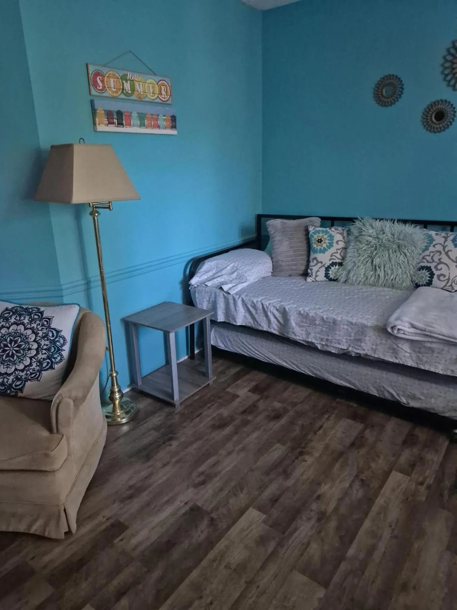 Living room, Bed in Lake Point Motel