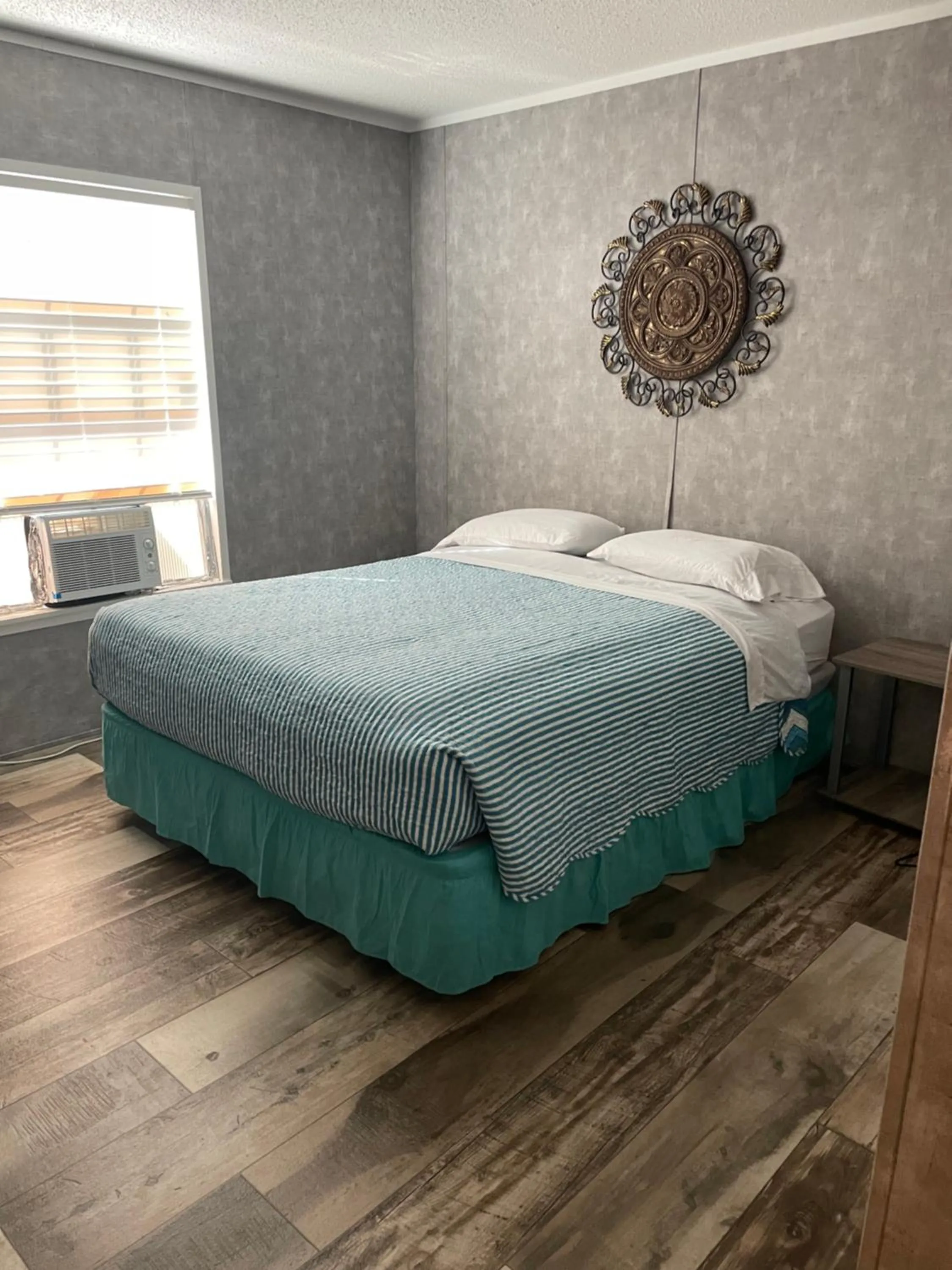 Bed in Lake Point Motel