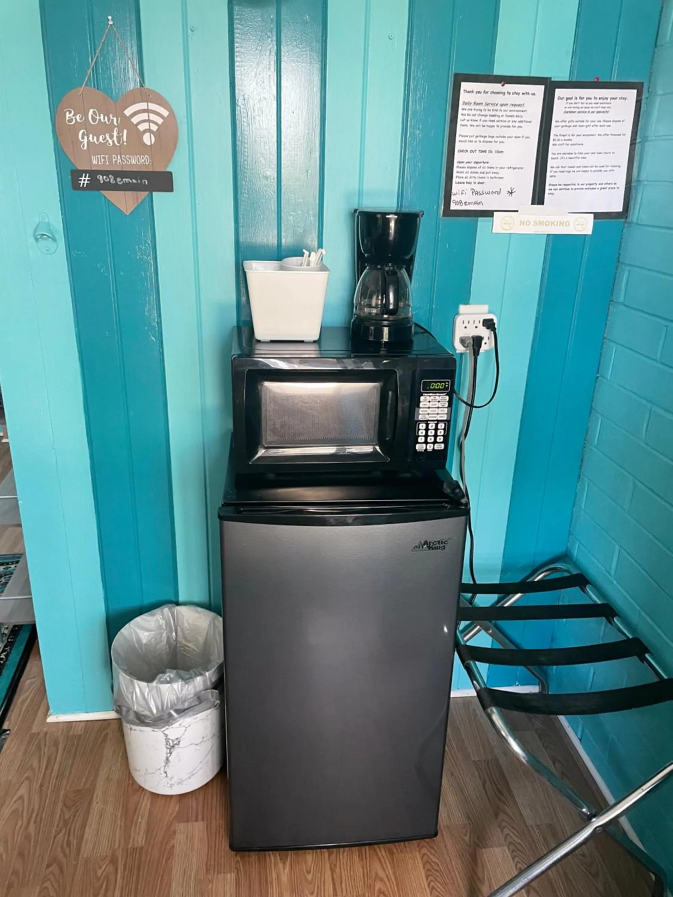 Coffee/tea facilities in Lake Point Motel