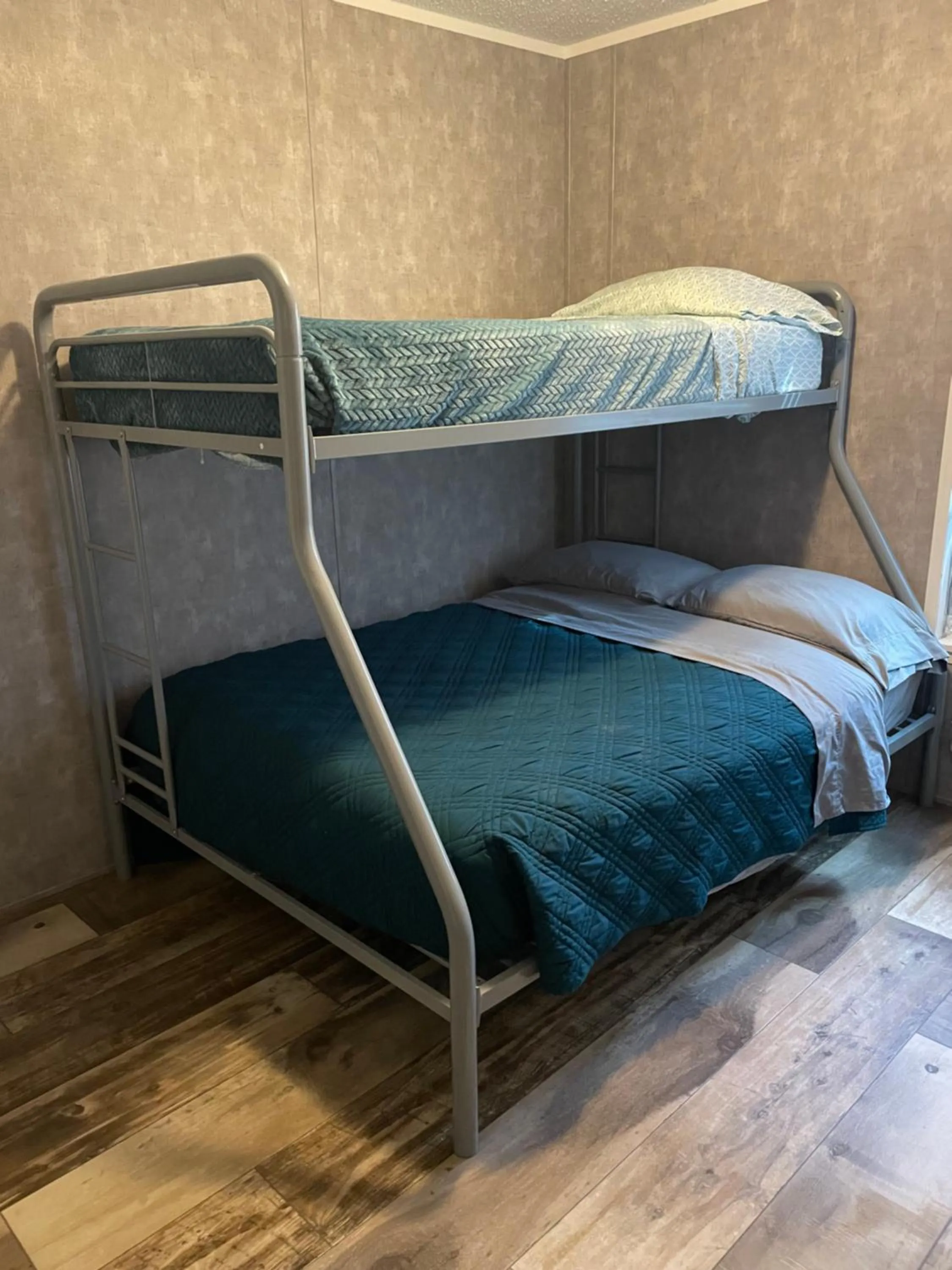 Bed in Lake Point Motel