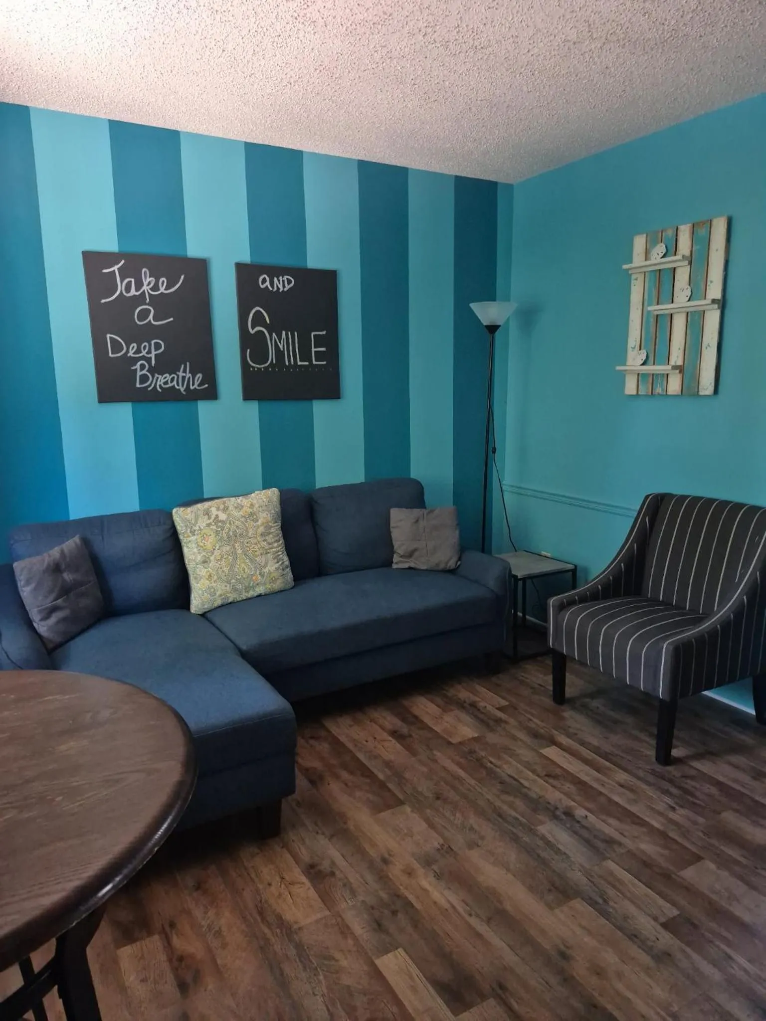 Living room in Lake Point Motel