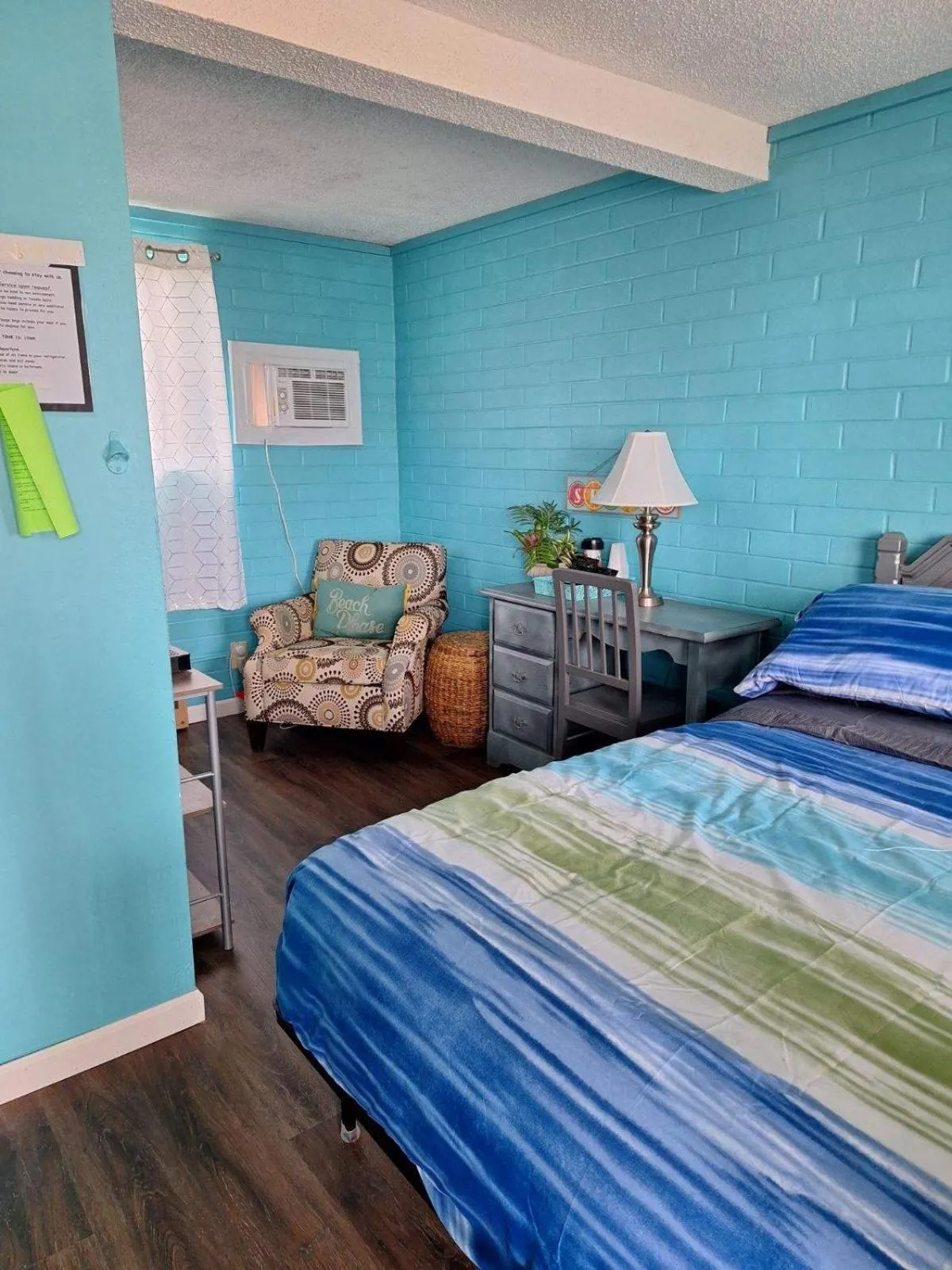 Bed in Lake Point Motel