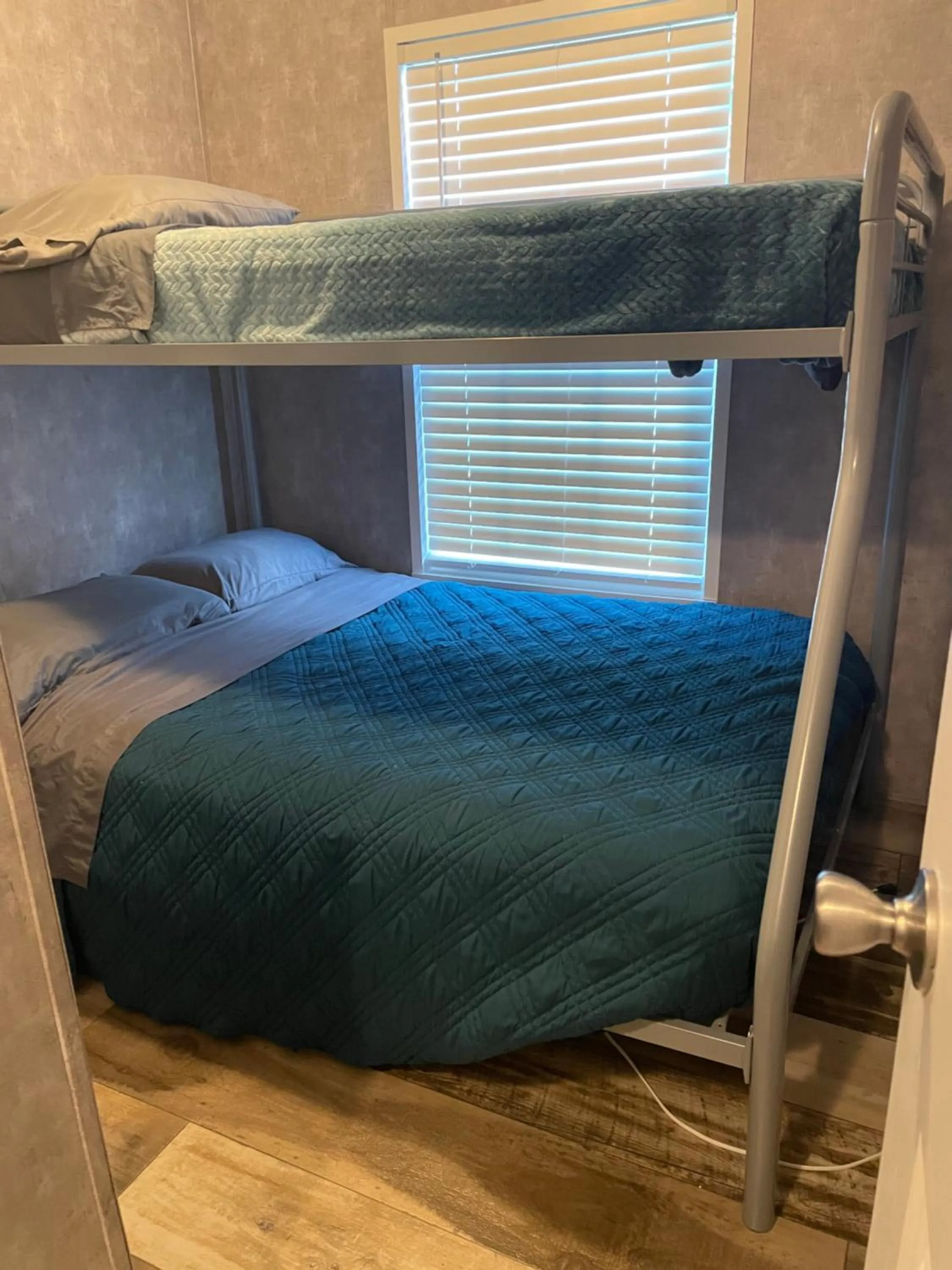 Bed in Lake Point Motel