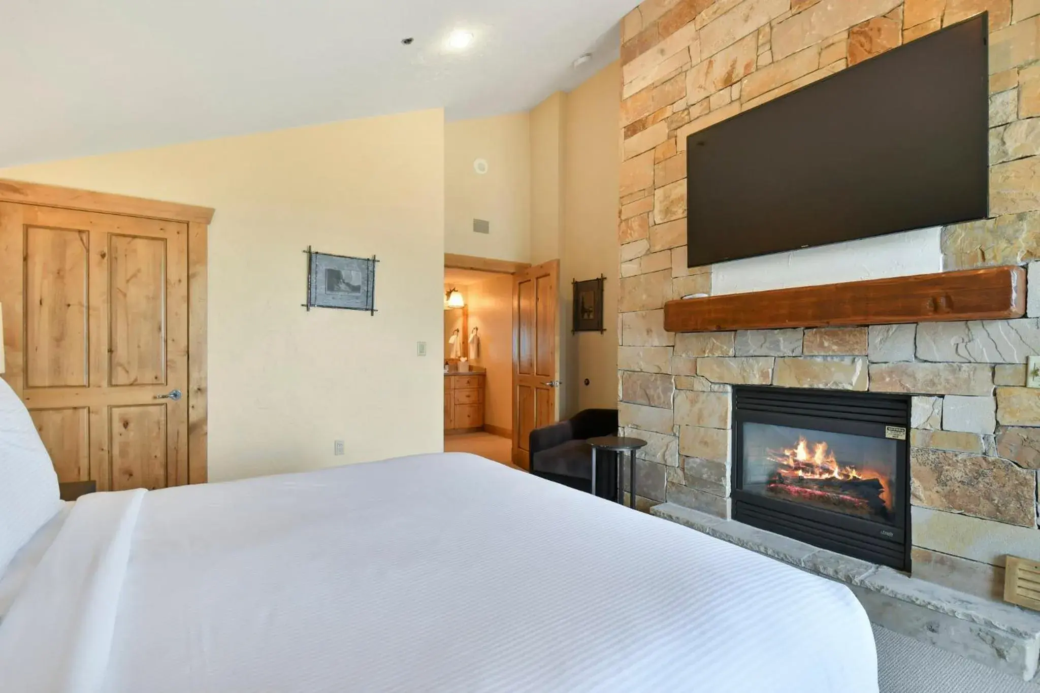 Photo of the whole room, Bed in Grand Summit Lodge Park City - Canyons Village