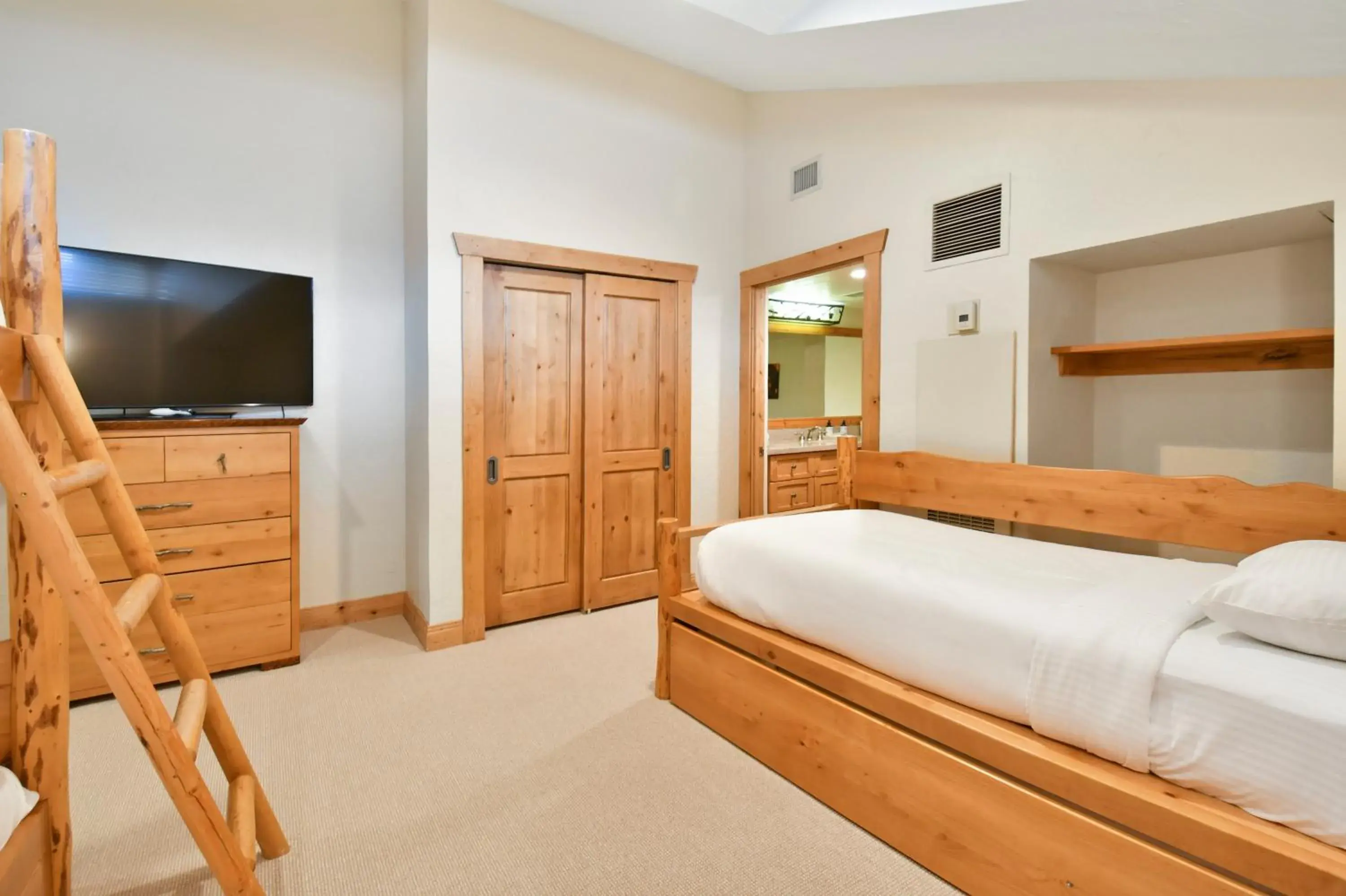 Bed in Grand Summit Lodge Park City - Canyons Village