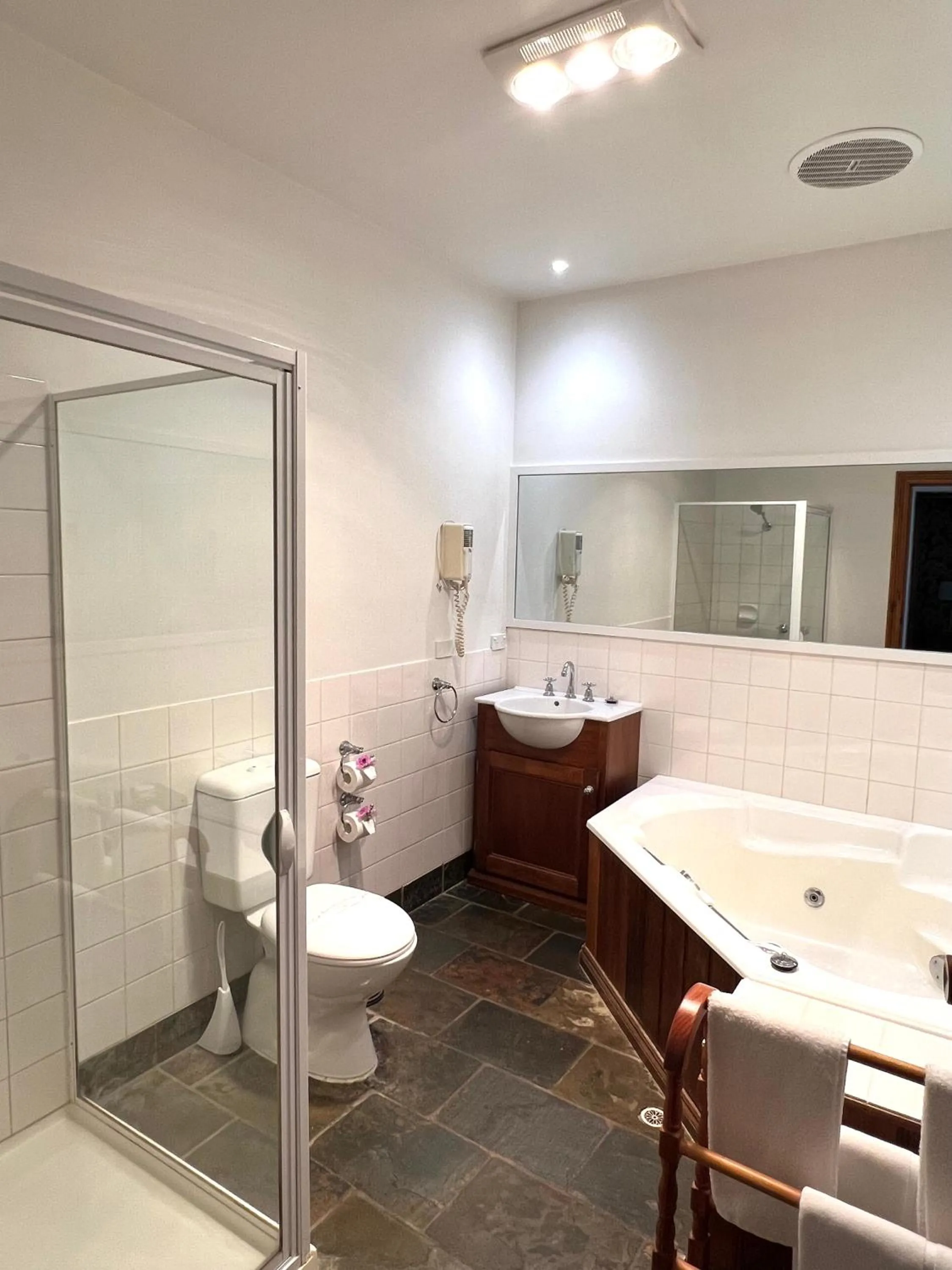 Bathroom in Seacombe House Motor Inn Port Fairy
