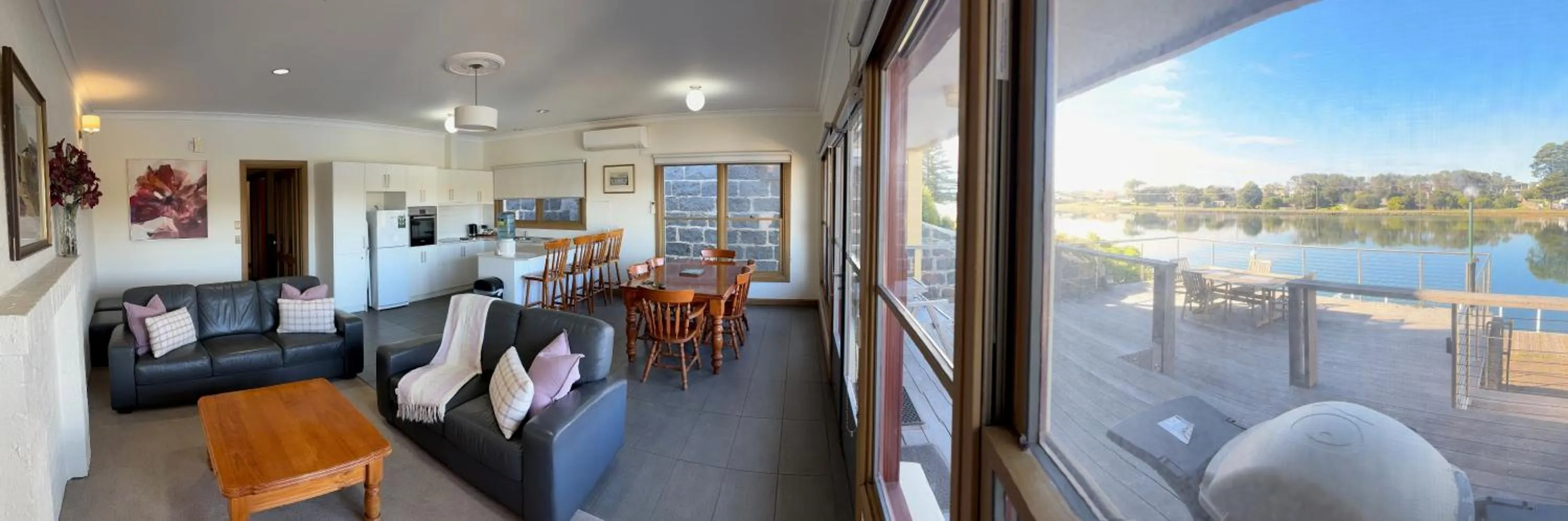 Living room in Seacombe House Motor Inn Port Fairy