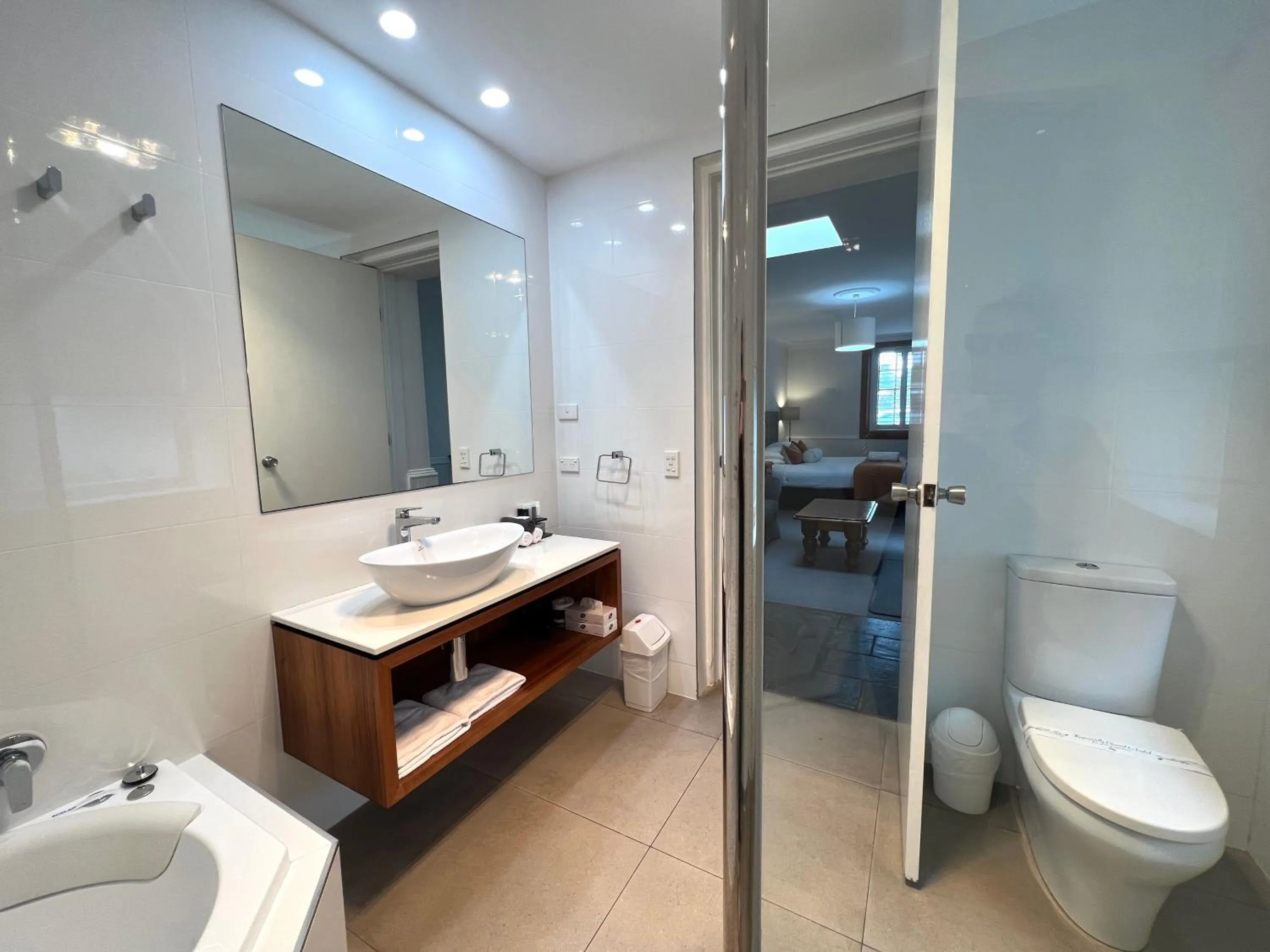 Bathroom in Seacombe House Motor Inn Port Fairy