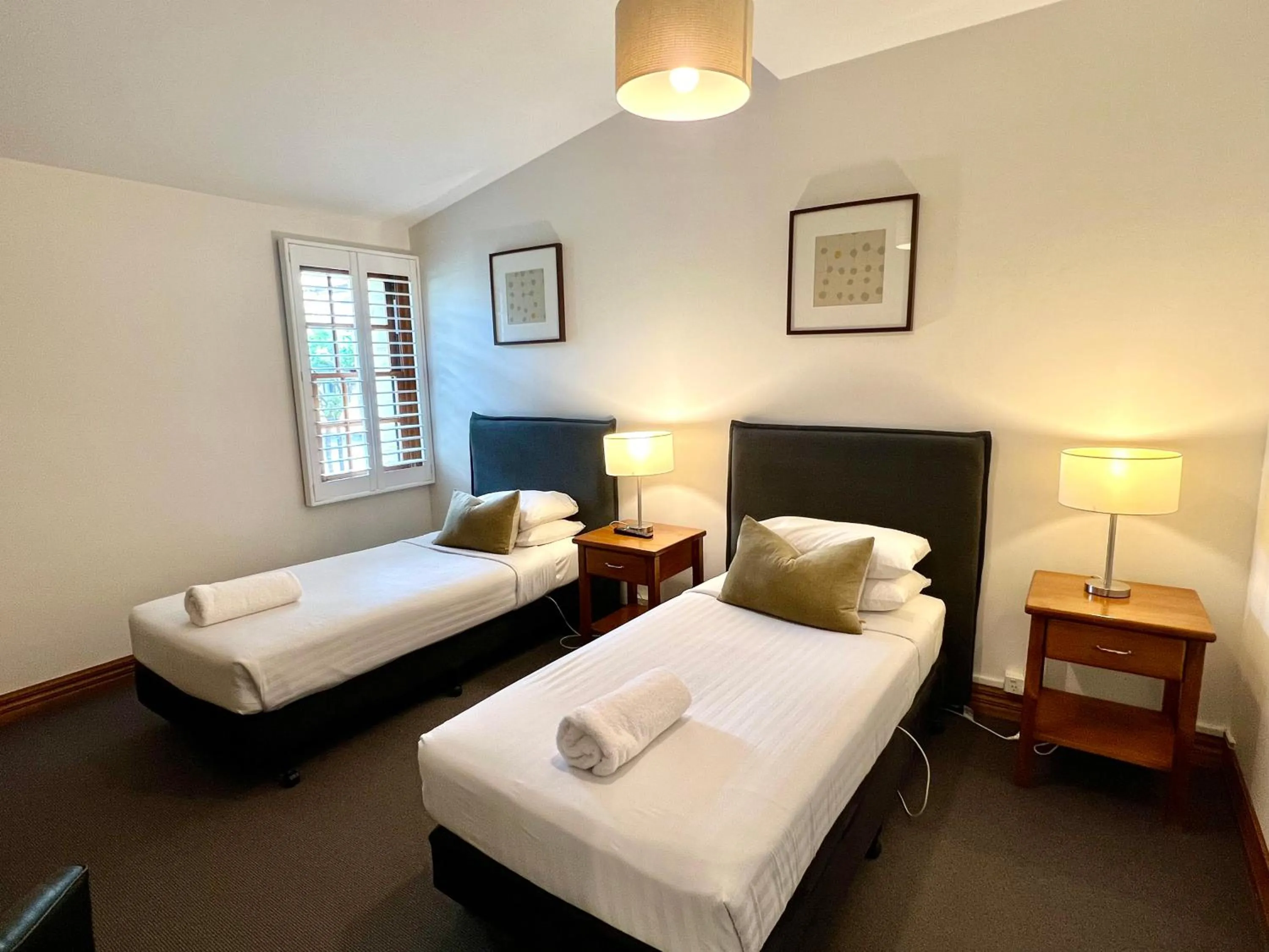 Bedroom, Bed in Seacombe House Motor Inn Port Fairy