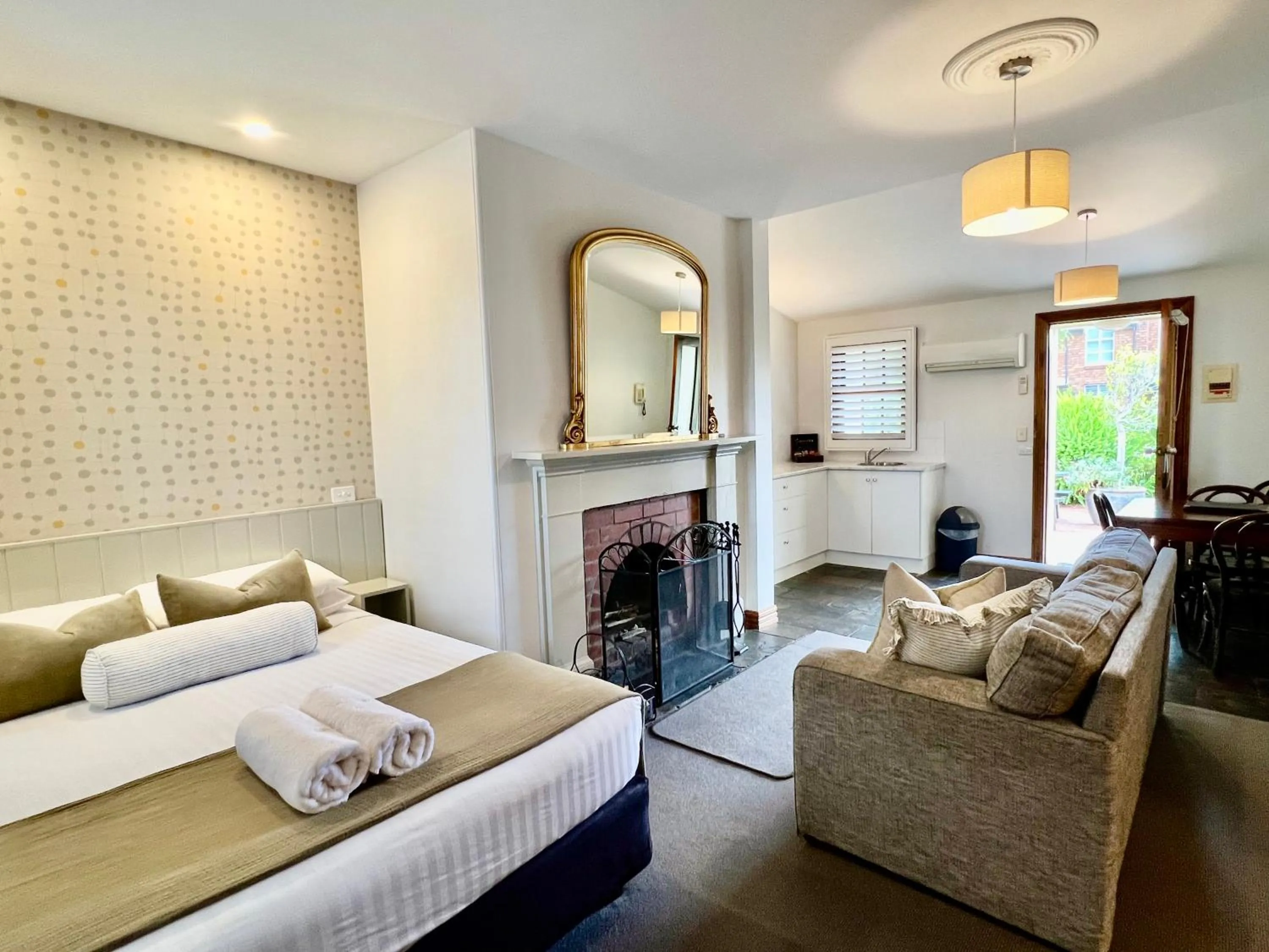 Kitchen or kitchenette, Bed in Seacombe House Motor Inn Port Fairy