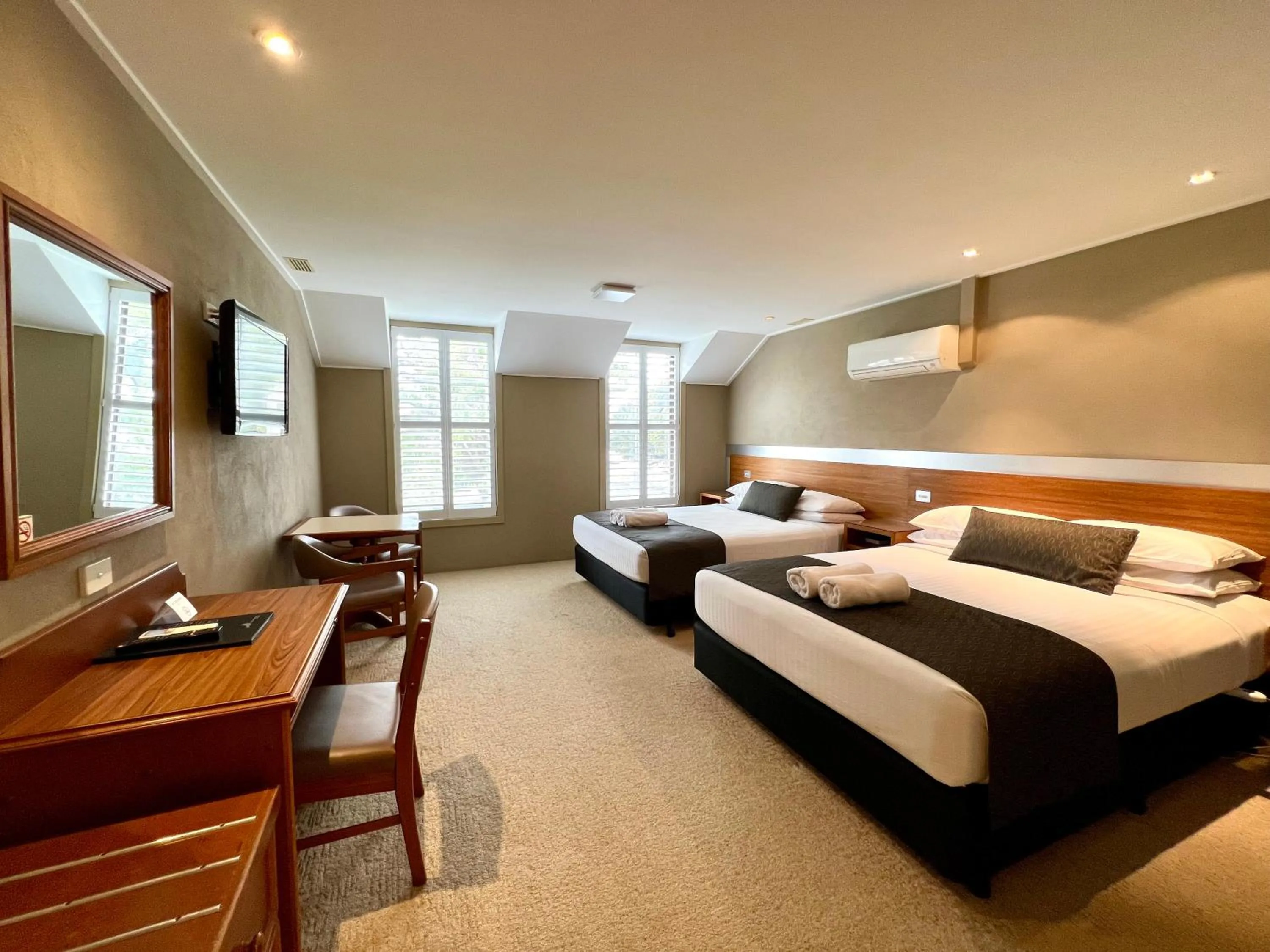 Bed in Seacombe House Motor Inn Port Fairy