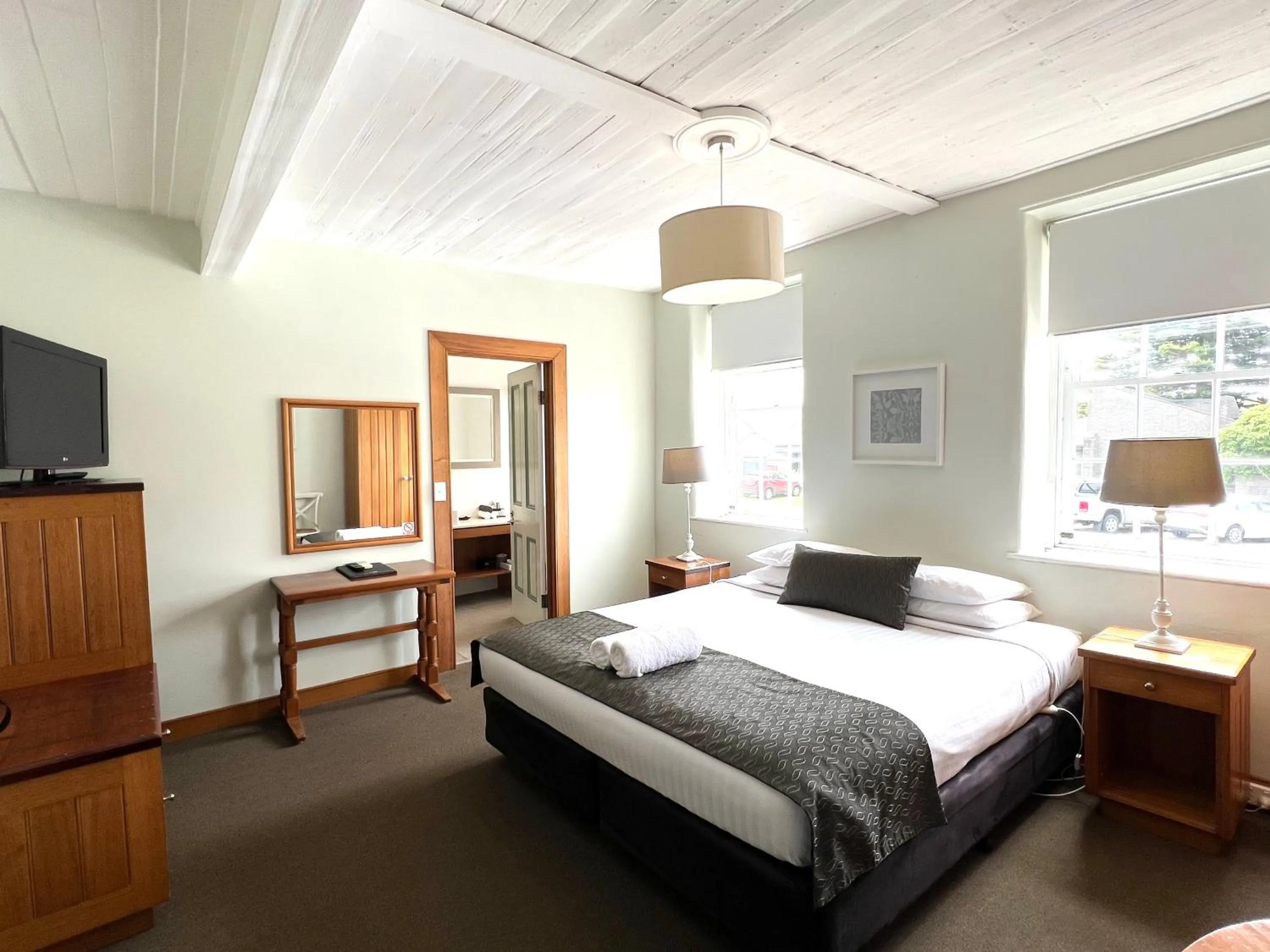 Bed in Seacombe House Motor Inn Port Fairy