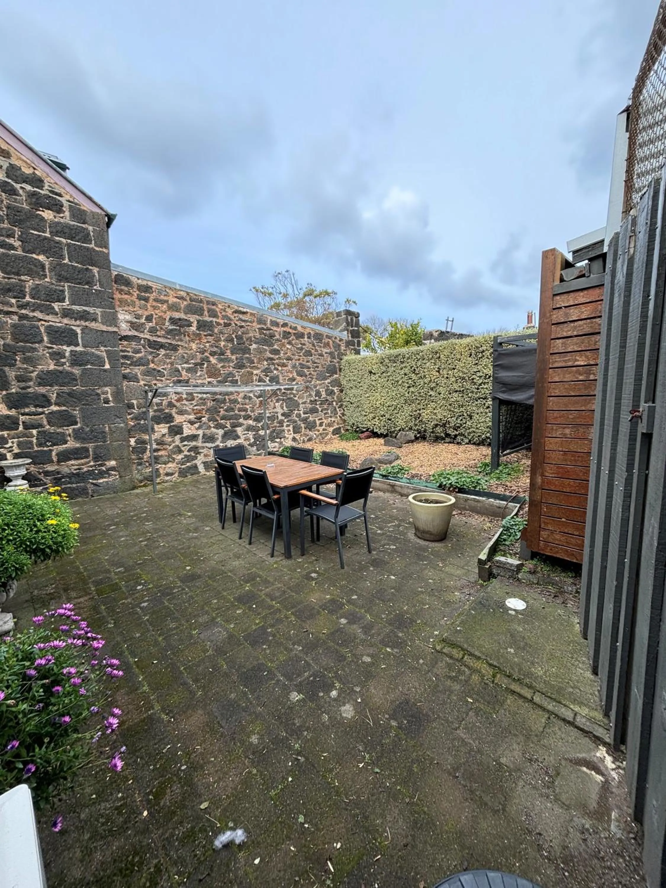 Inner courtyard view in Seacombe House Motor Inn Port Fairy