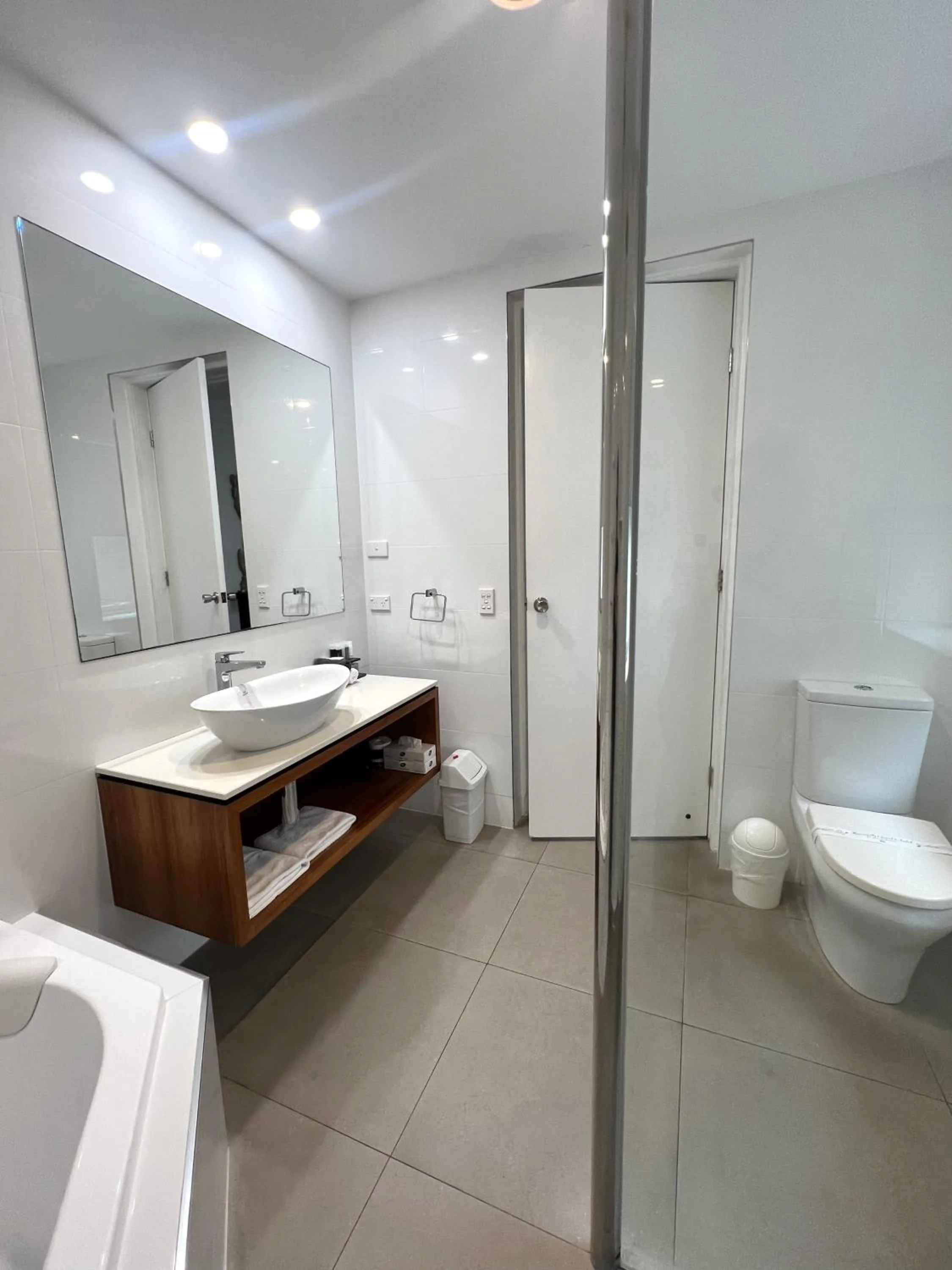 Bathroom in Seacombe House Motor Inn Port Fairy