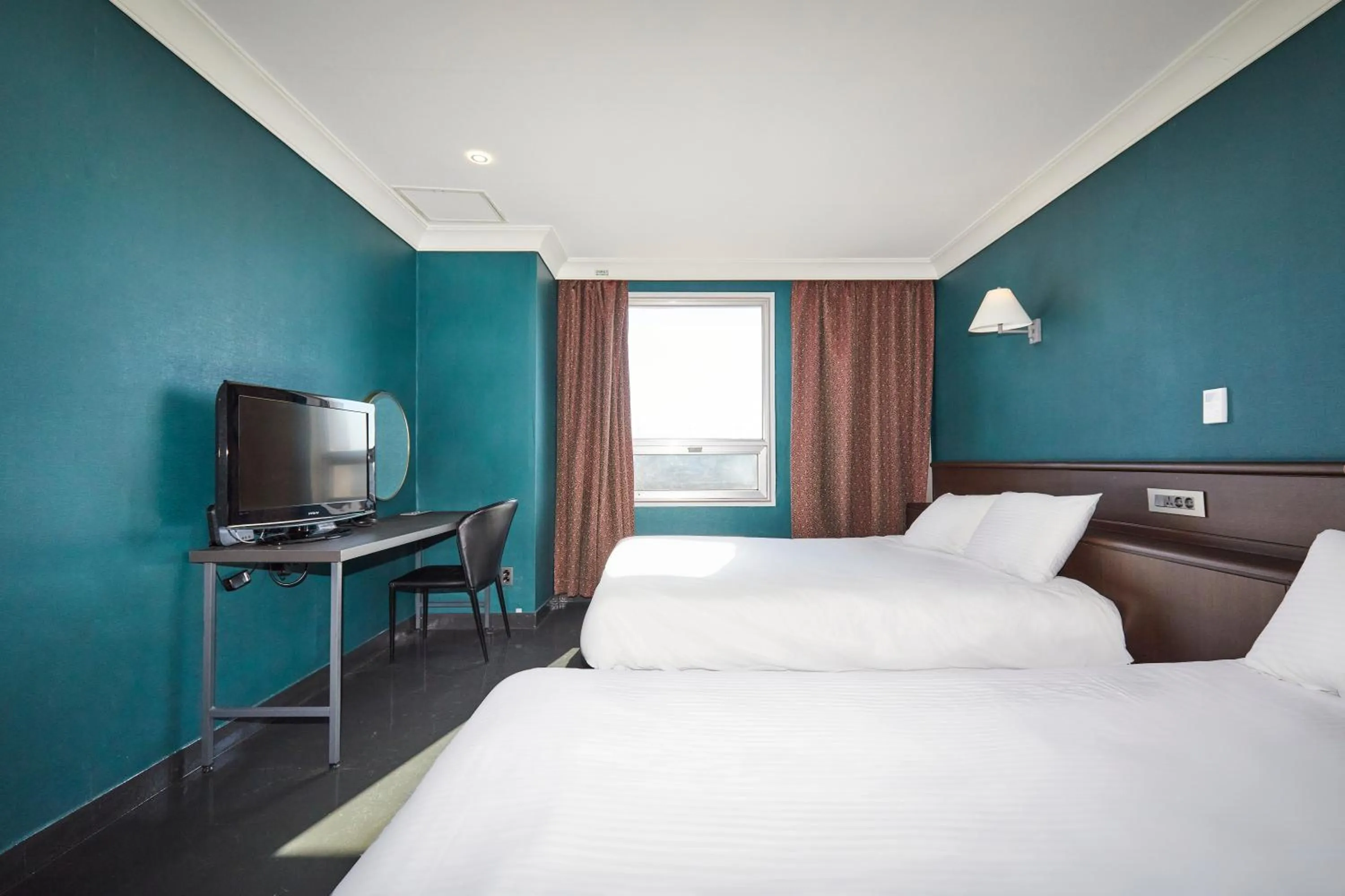 Photo of the whole room, Bed in Kolon Hotel