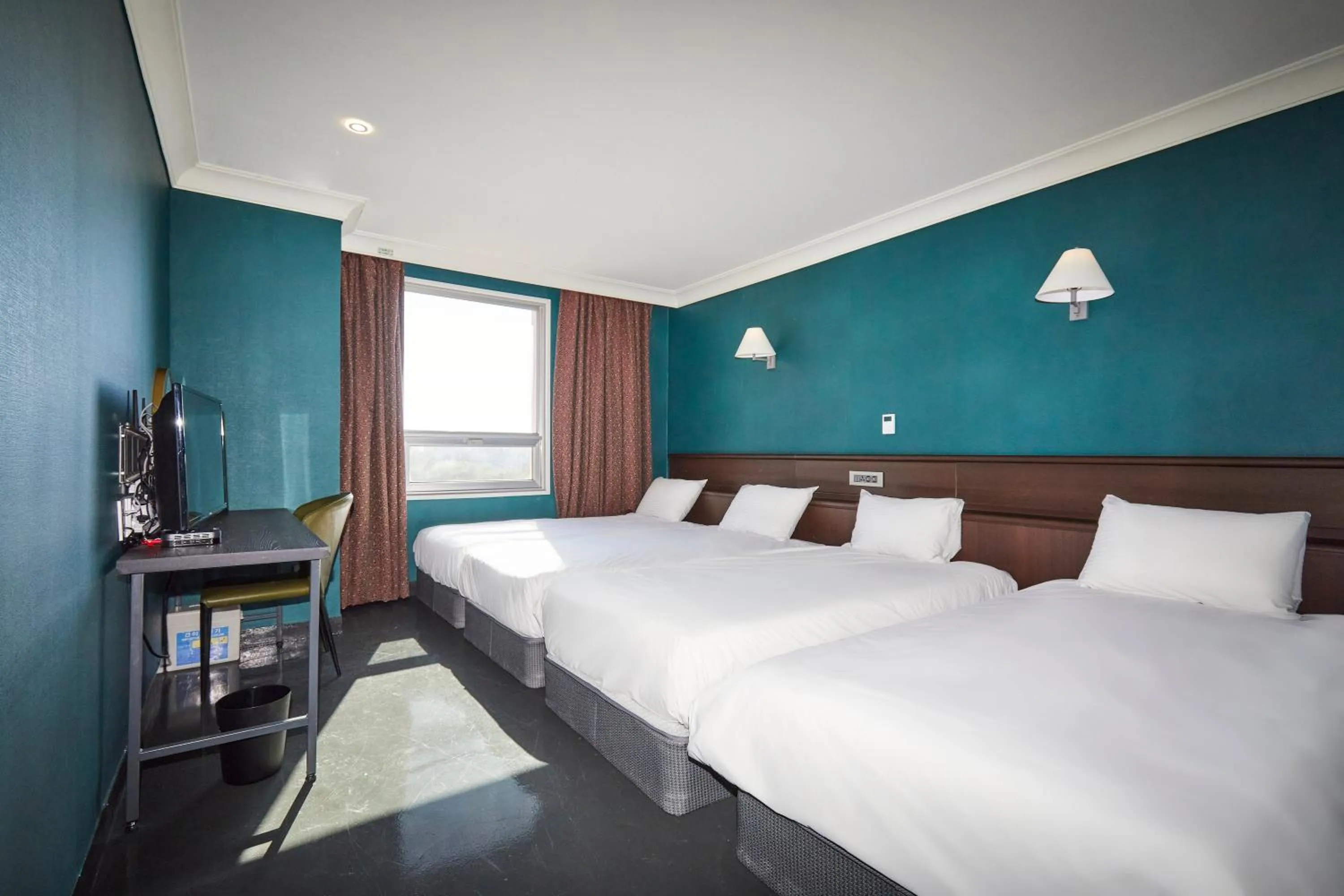 Photo of the whole room, Bed in Kolon Hotel