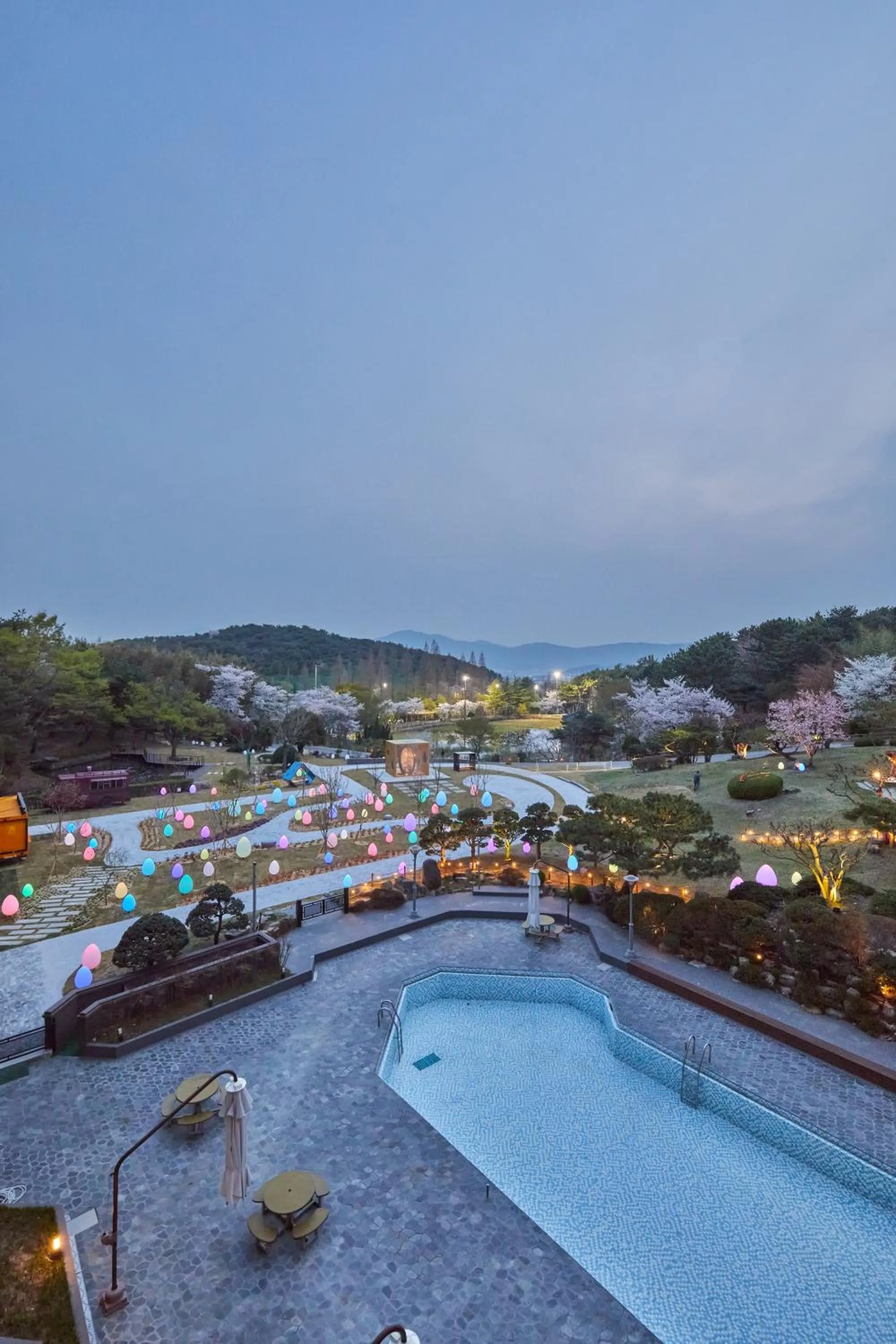 Swimming pool in Kolon Hotel