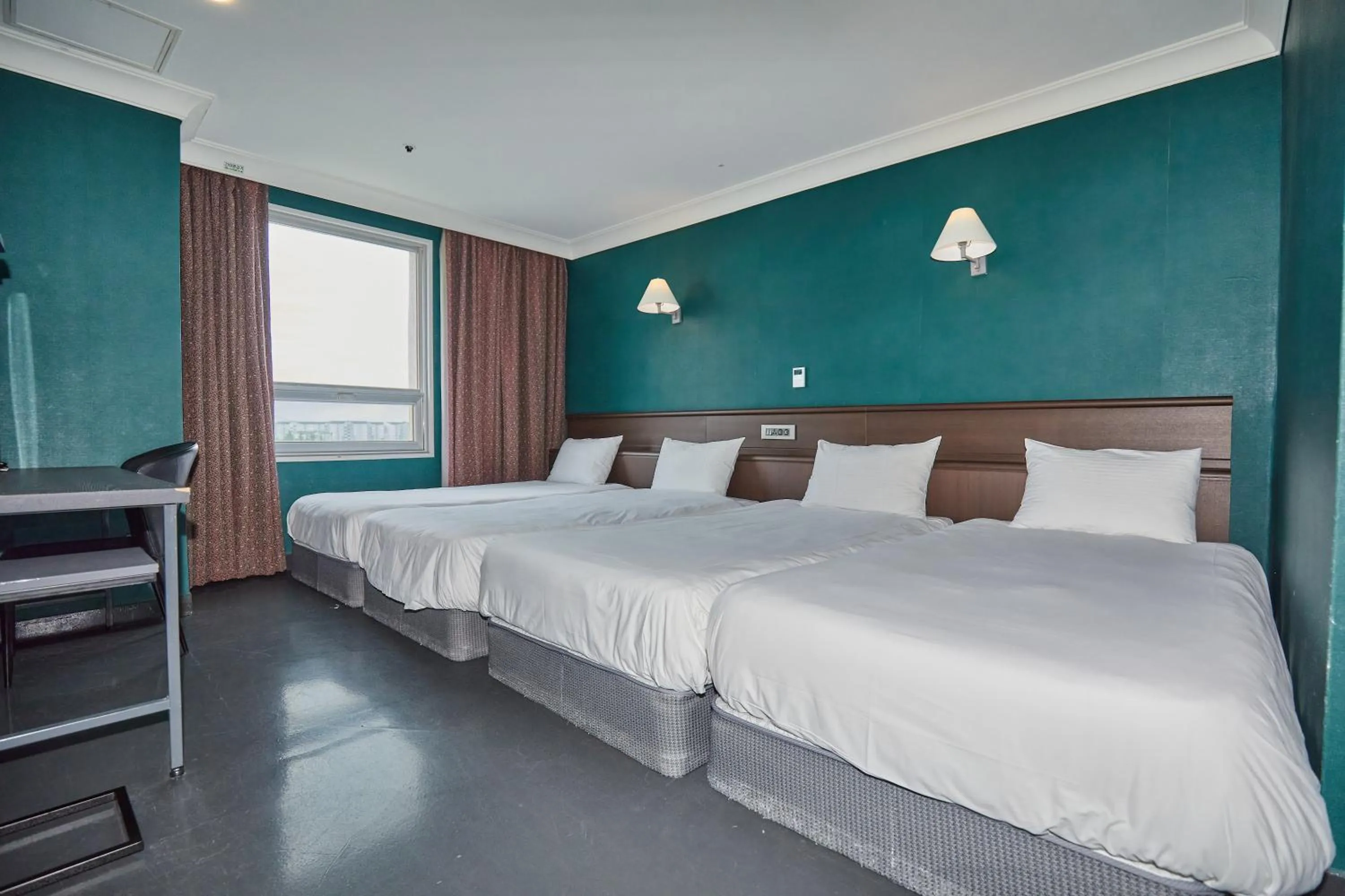 Photo of the whole room, Bed in Kolon Hotel