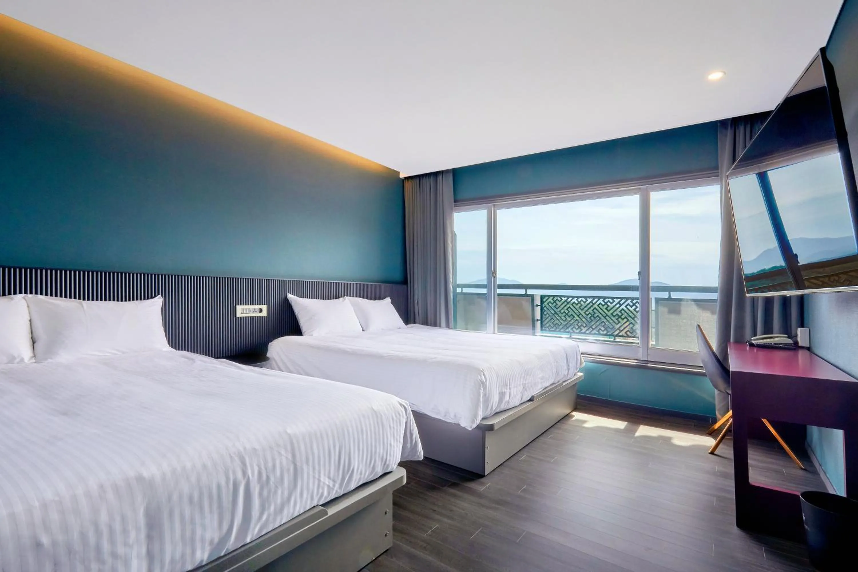 Photo of the whole room, Bed in Kolon Hotel