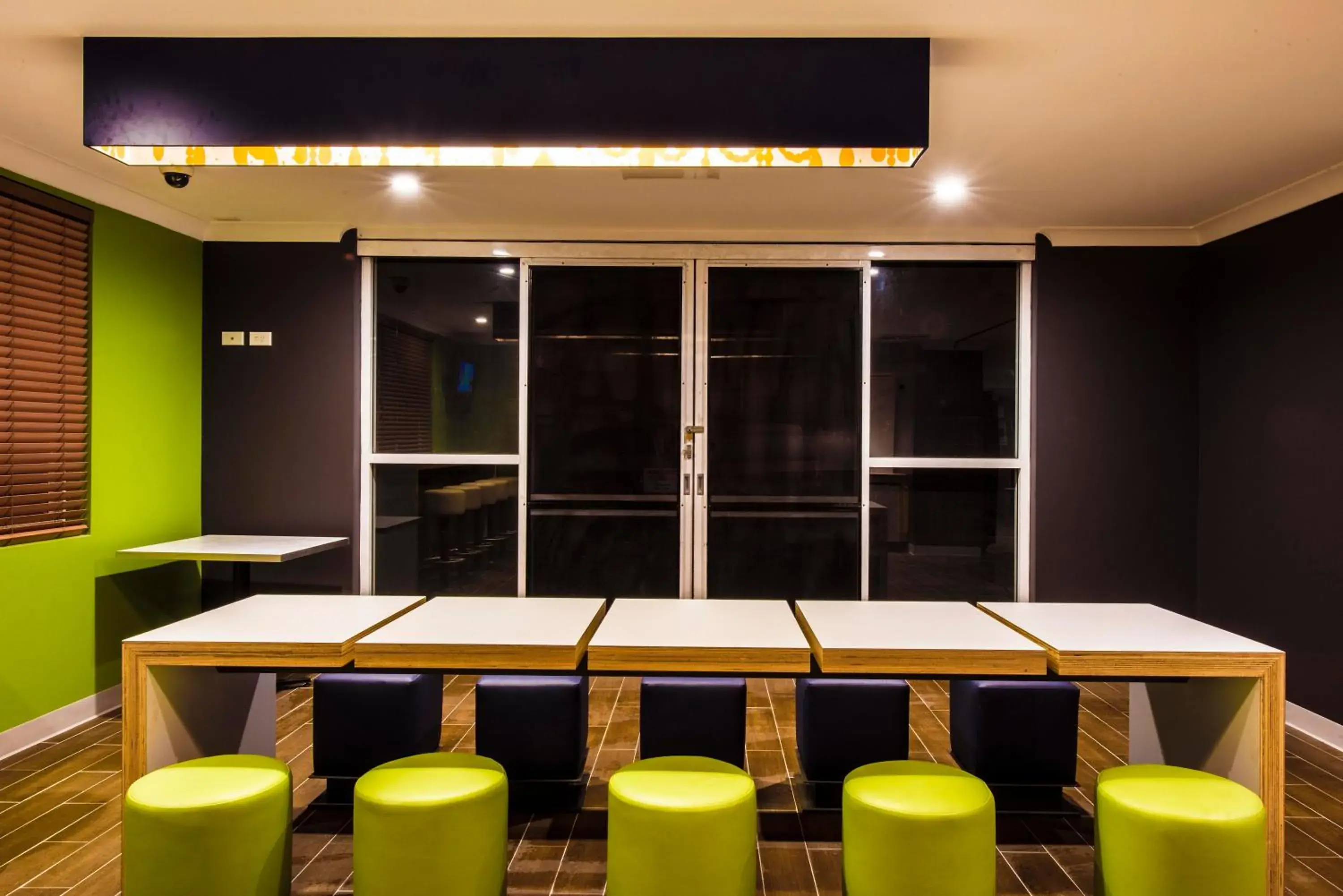 Lounge or bar in Ibis Budget - Casula Liverpool Lounge or bar in Ibis Budget - Casula Liverpool