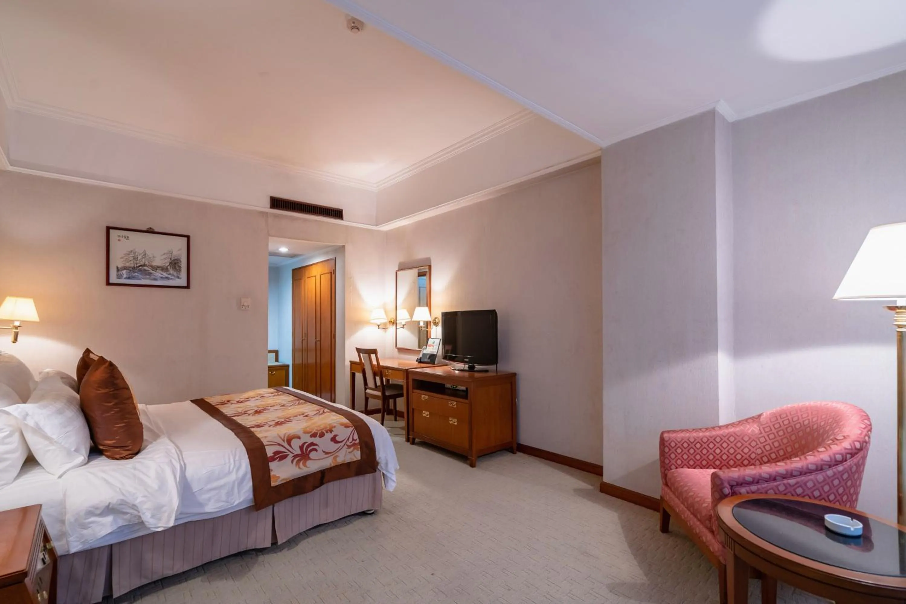 Photo of the whole room, Bed in Citic Ningbo International Hotel