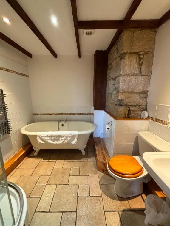 Toilet in Broomhall Castle Hotel