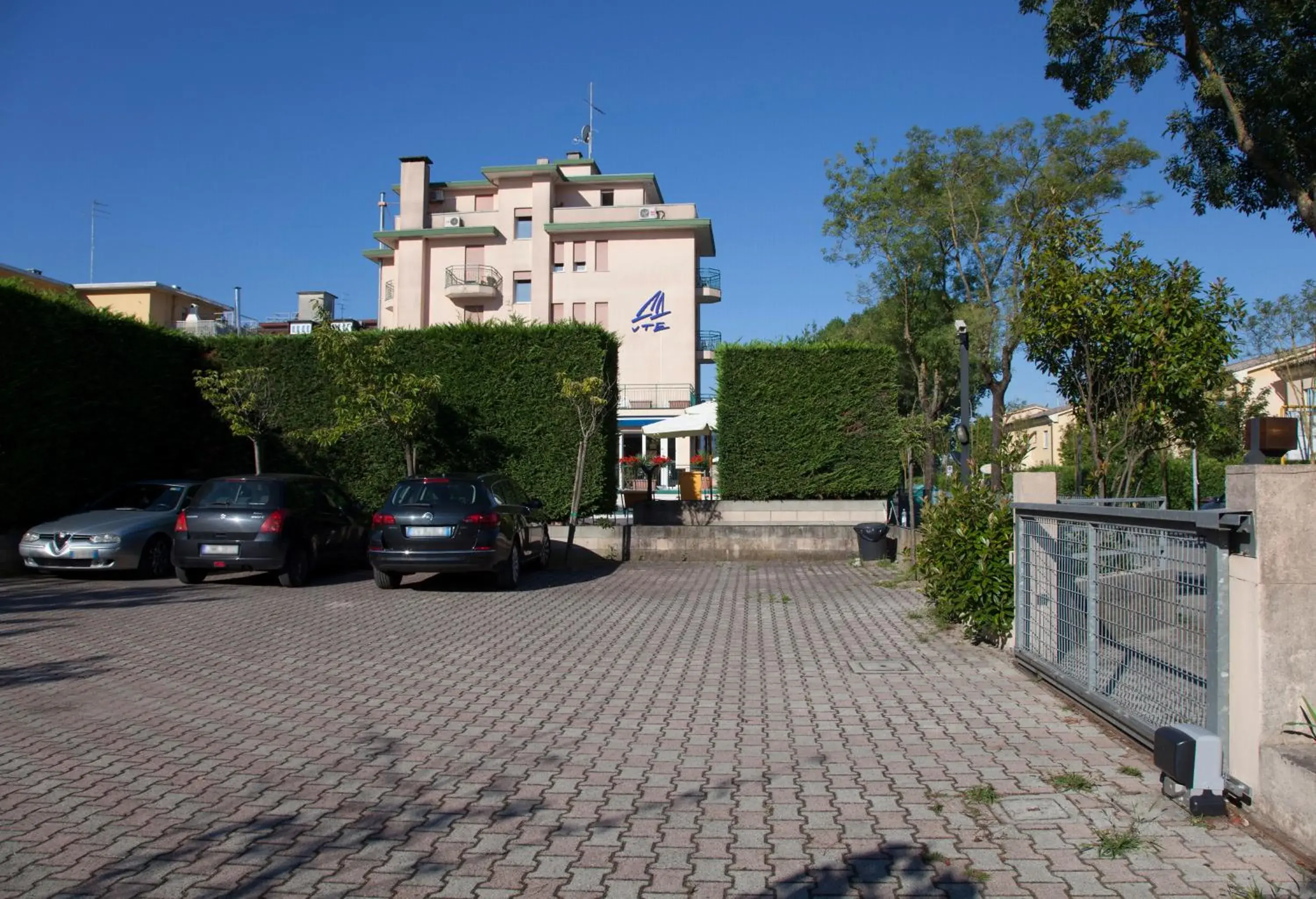 Facade/entrance in Ute Hotel Facade/entrance in Ute Hotel