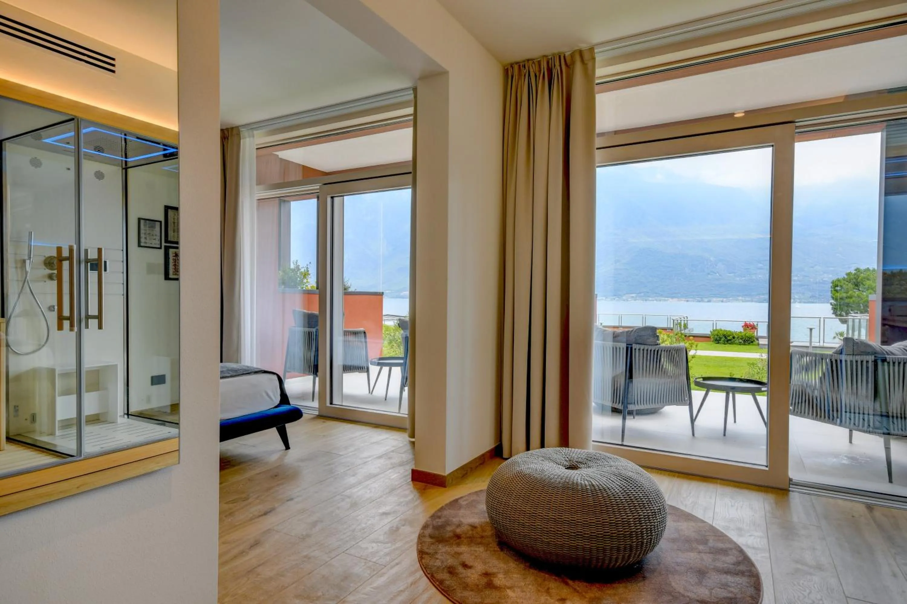 Bedroom in Hotel Du Lac