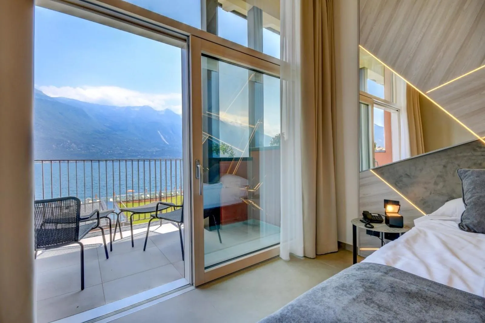 Lake view, Bed in Hotel Du Lac