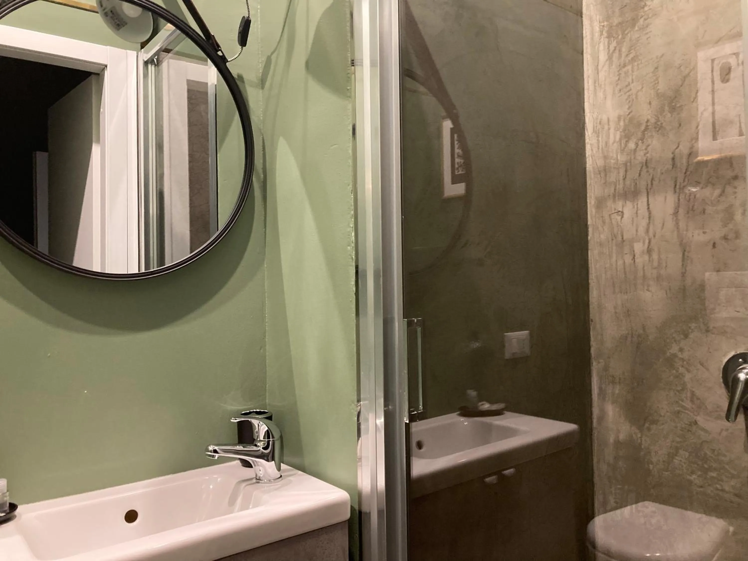 Shower in Hotel Calypso