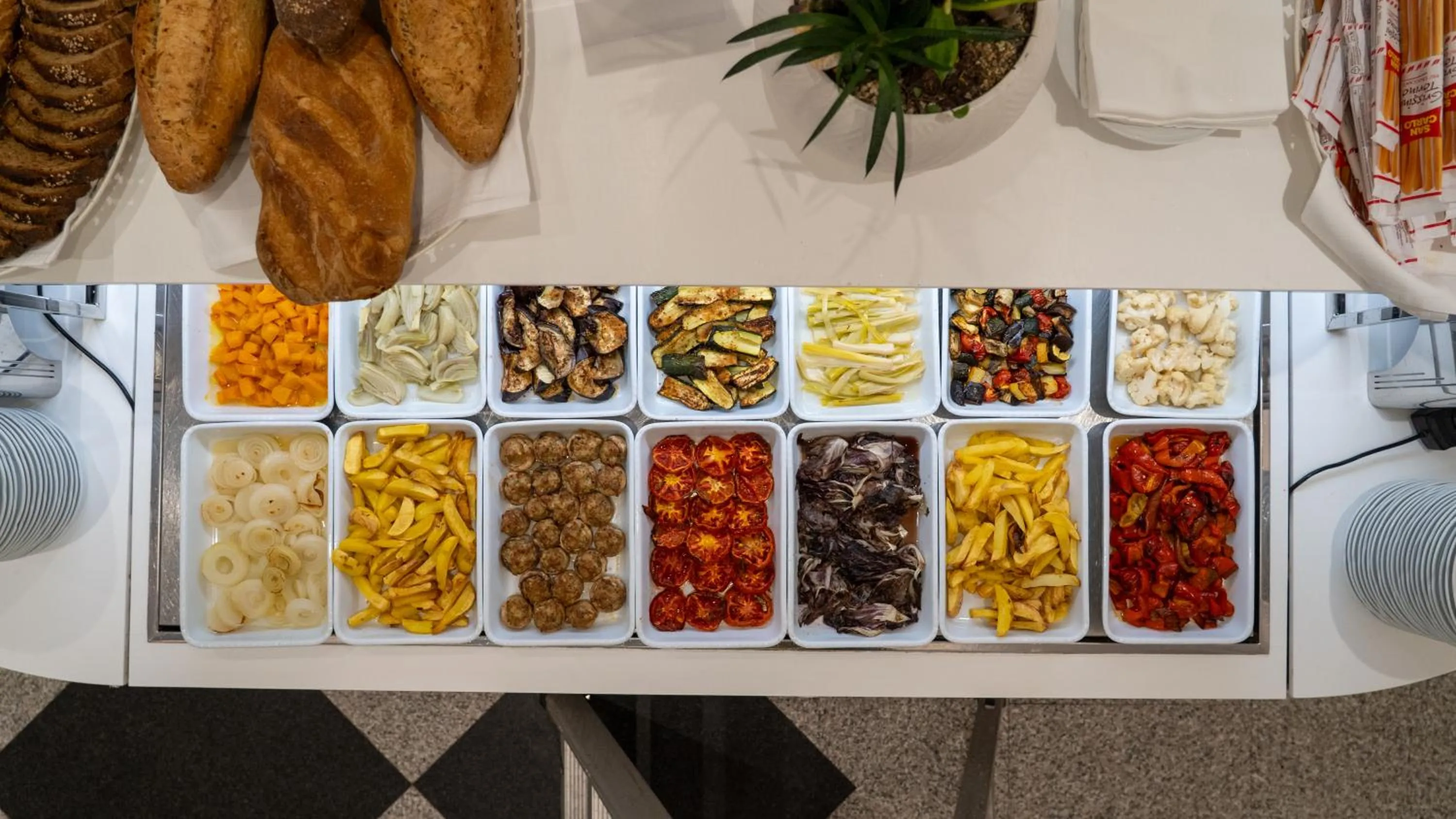 Restaurant/places to eat in Hotel Imperial