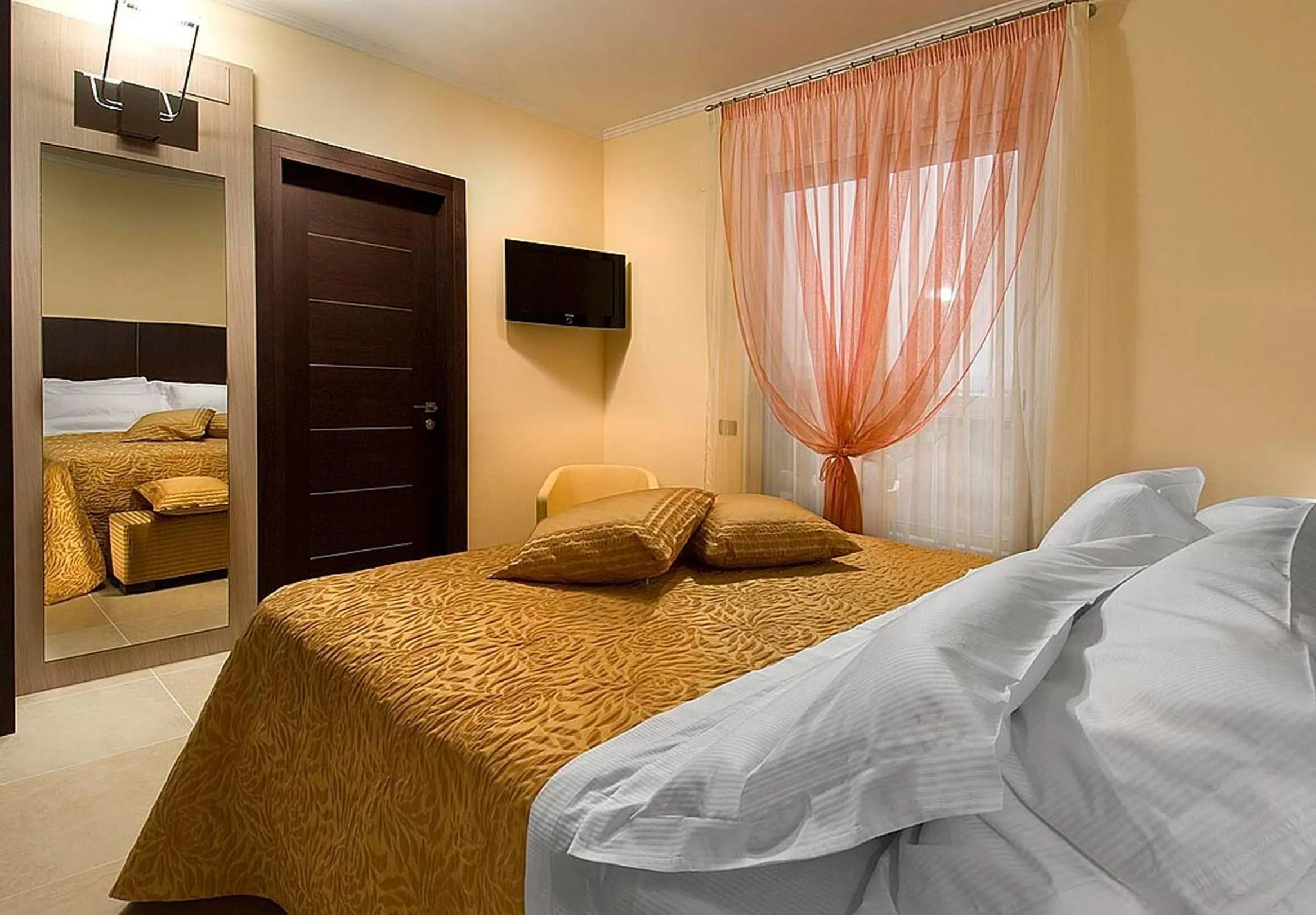 Photo of the whole room, Bed in Hotel Imperial