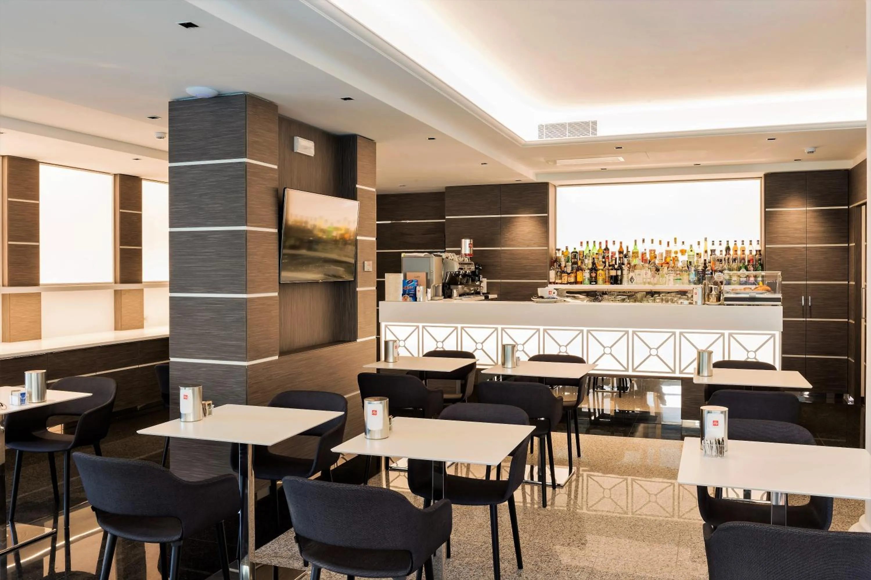 Communal lounge/ TV room in Hotel Imperial