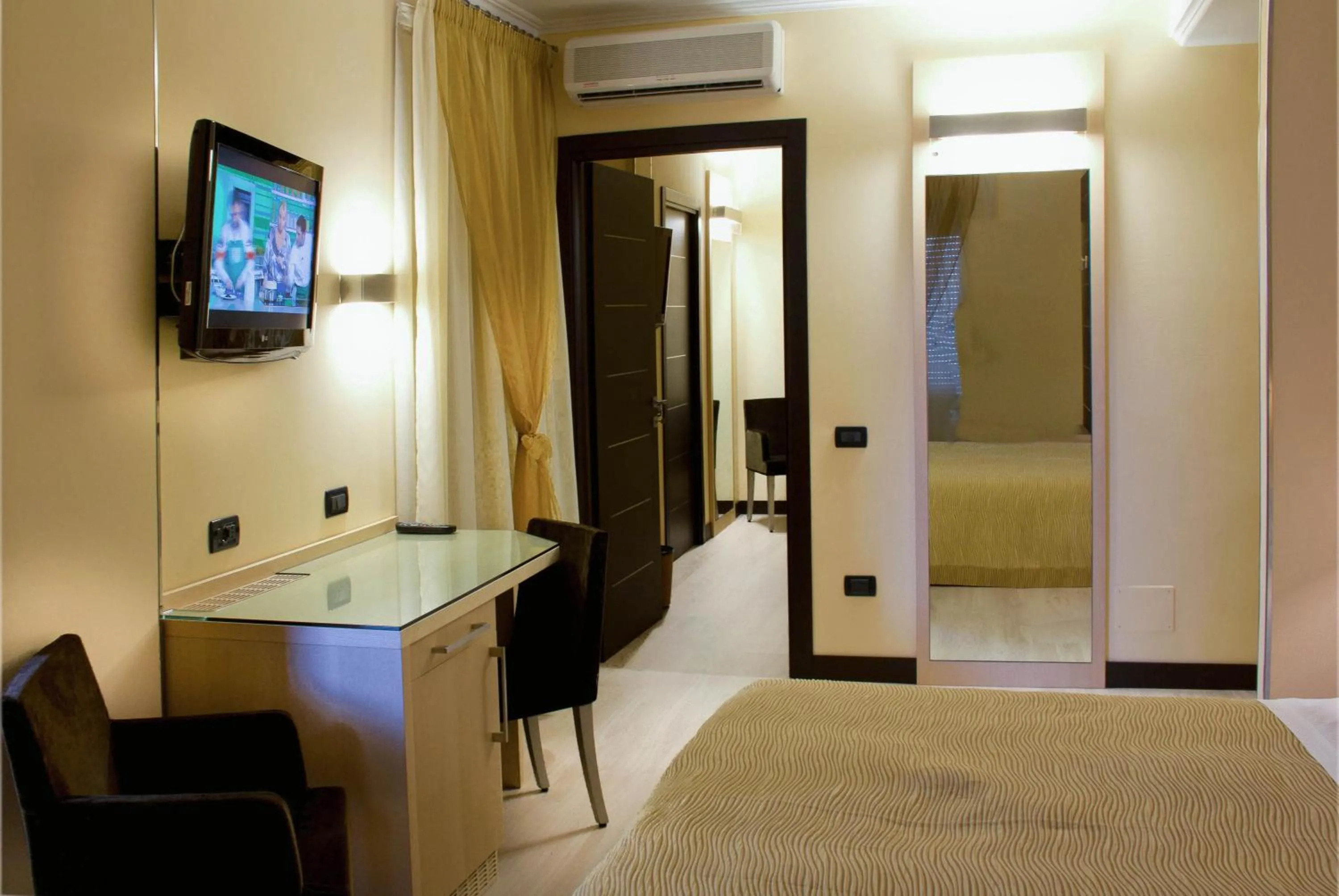 Photo of the whole room, Bed in Hotel Imperial