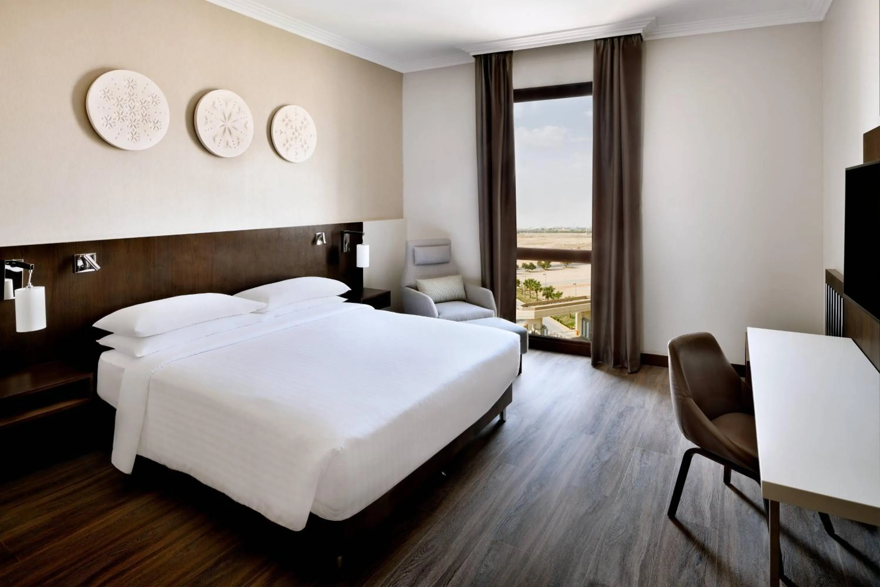 Bedroom, Bed in Riyadh Airport Marriott Hotel