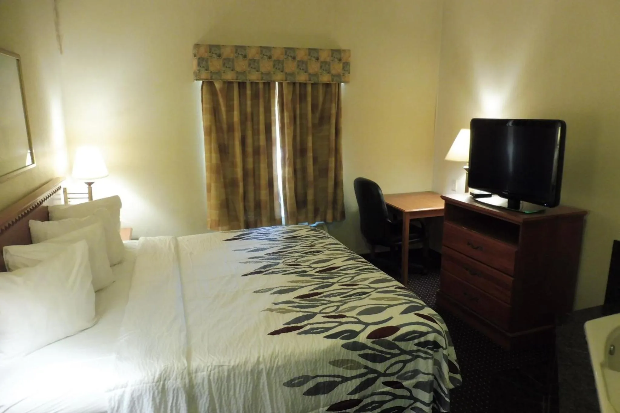 Photo of the whole room, Bed in Red Roof Inn & Suites Galloway