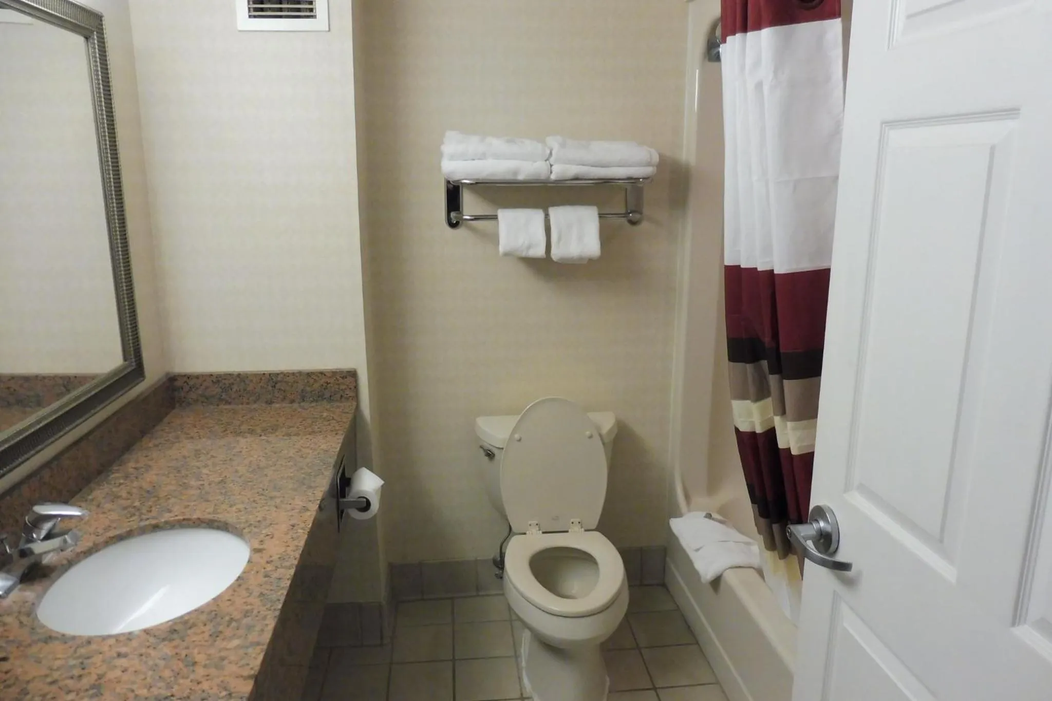 Bathroom in Red Roof Inn & Suites Galloway