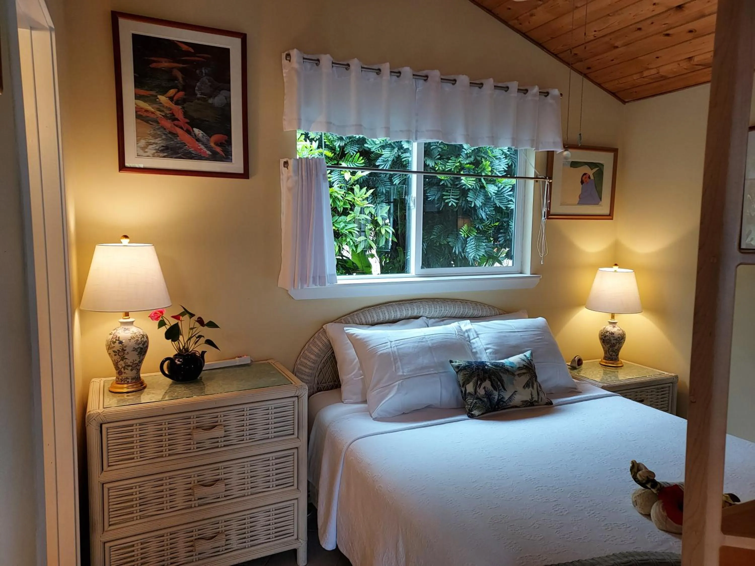 Bed in Paradise Cottage at Anthurium Hale