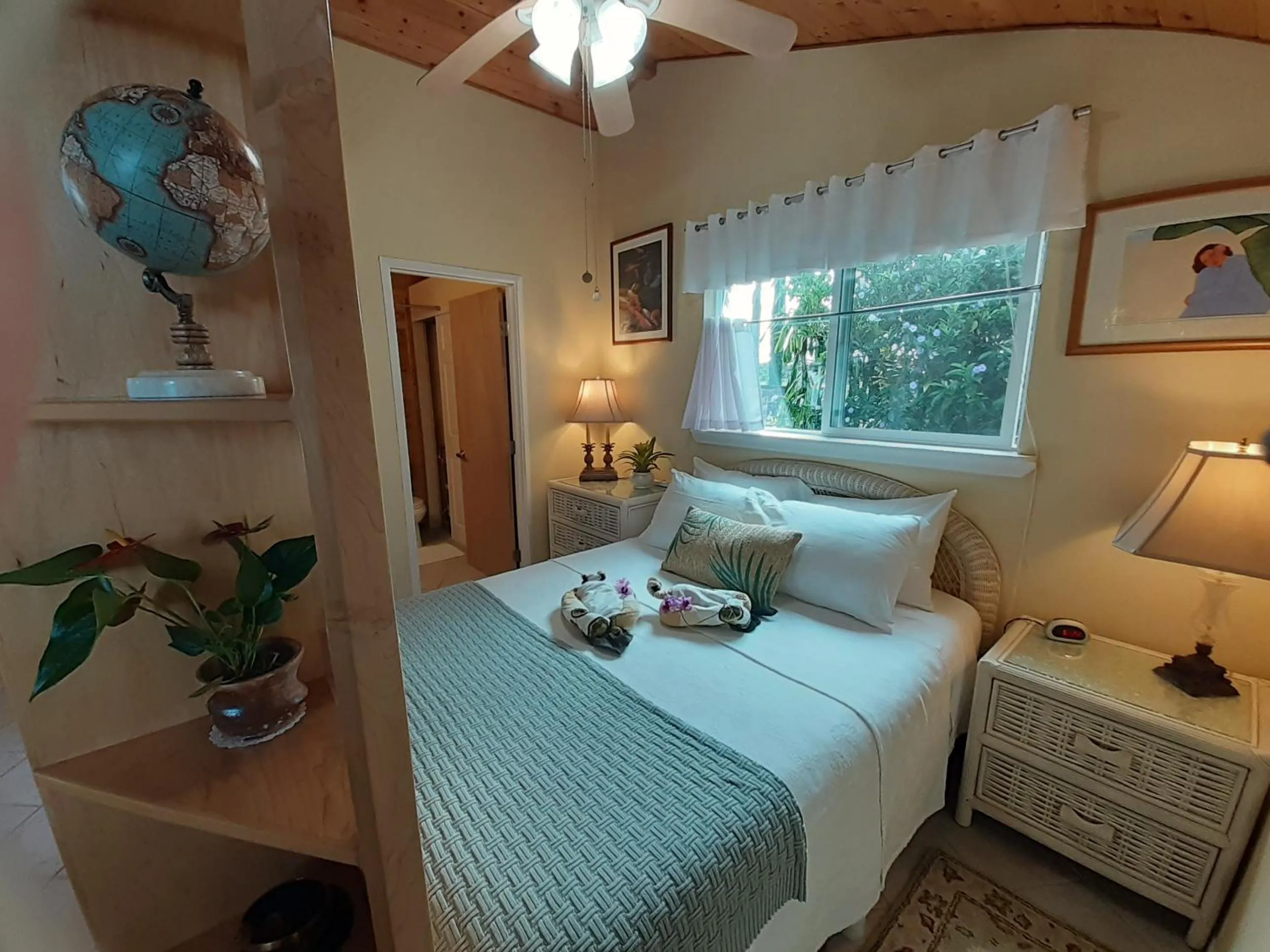 Bed in Paradise Cottage at Anthurium Hale